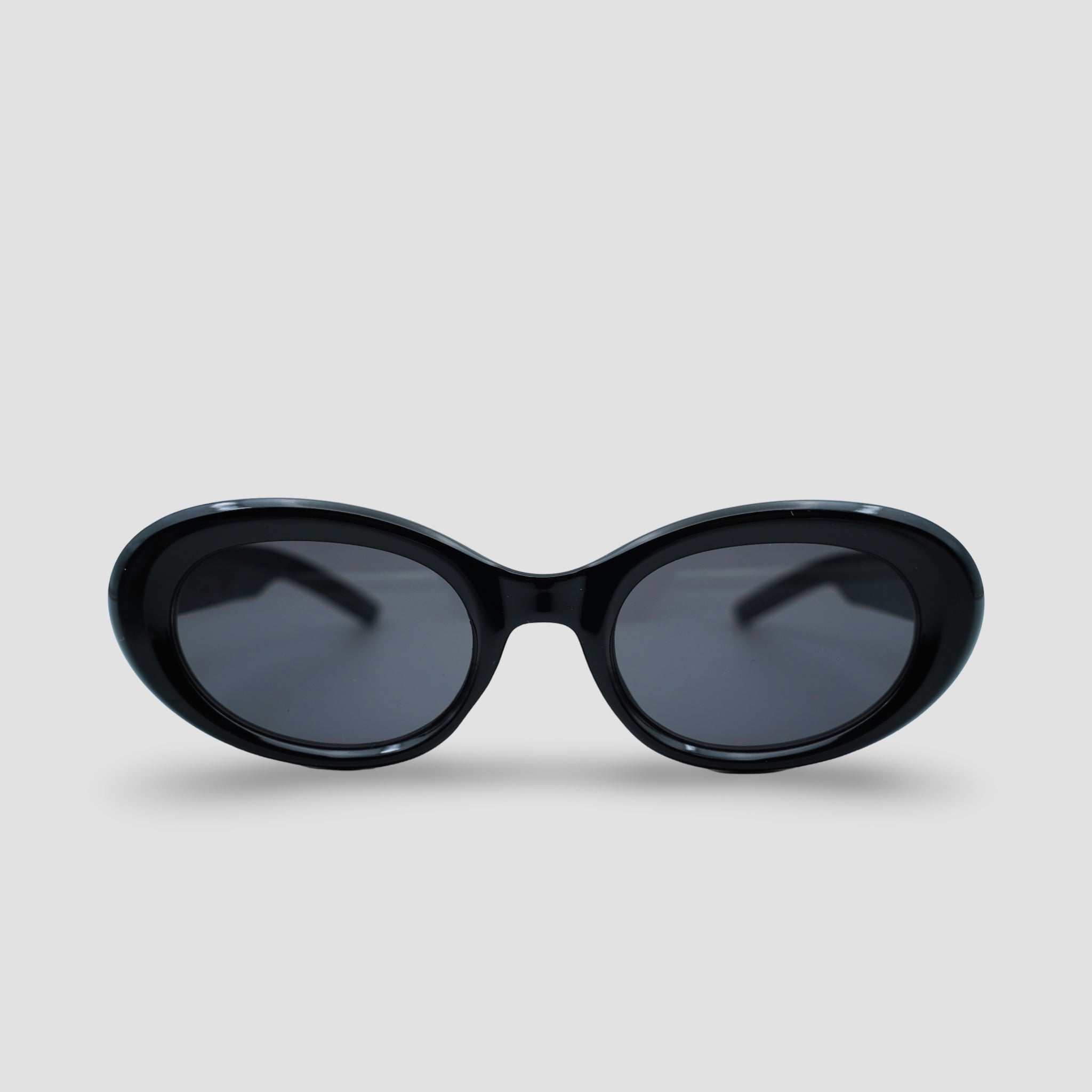 Stijlvolle zwarte zonnebril met ovale glazen en glanzend montuur, perfect voor een moderne look.