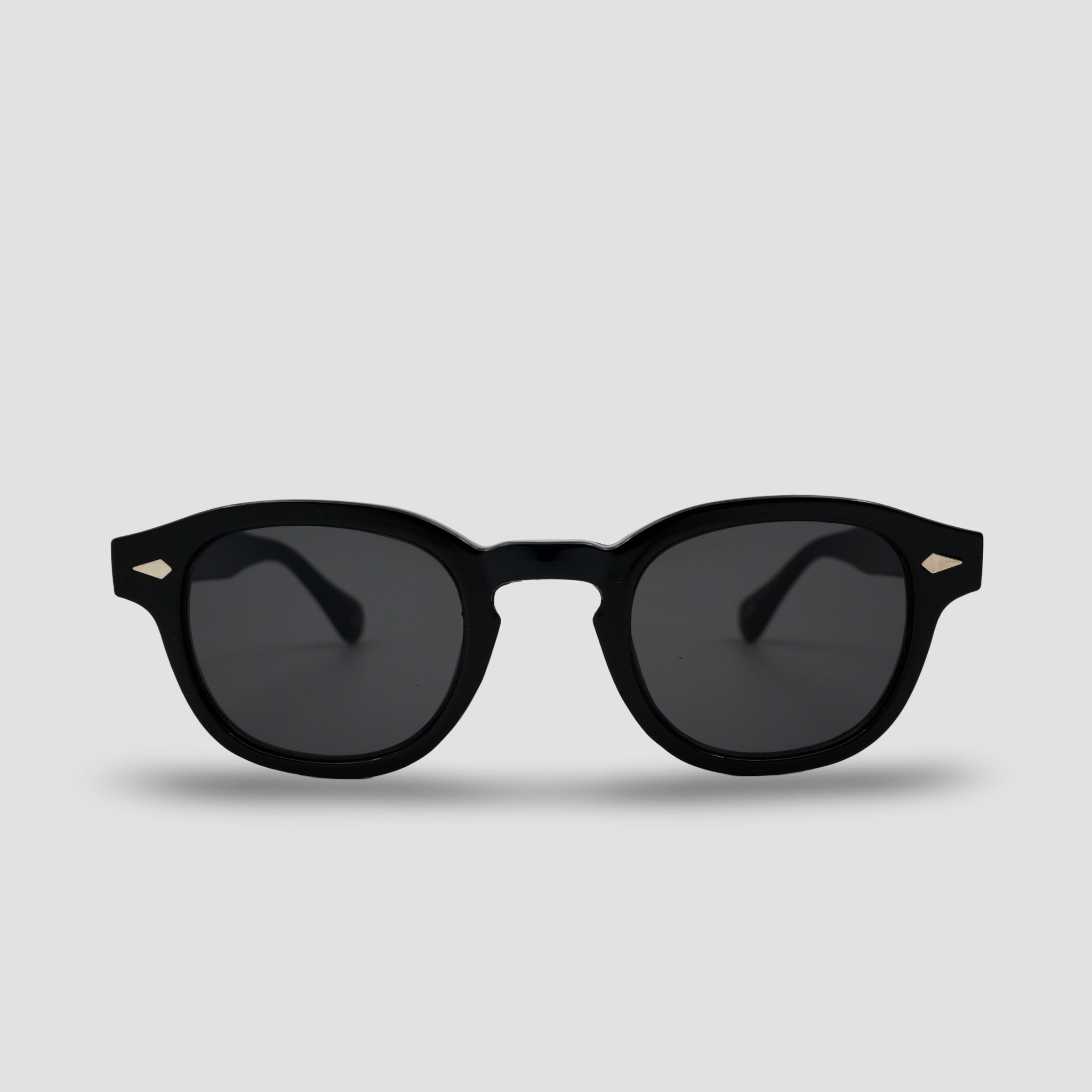 Stijlvolle zwarte zonnebril met goudkleurige accenten, perfect voor dagelijks gebruik en zonbescherming.