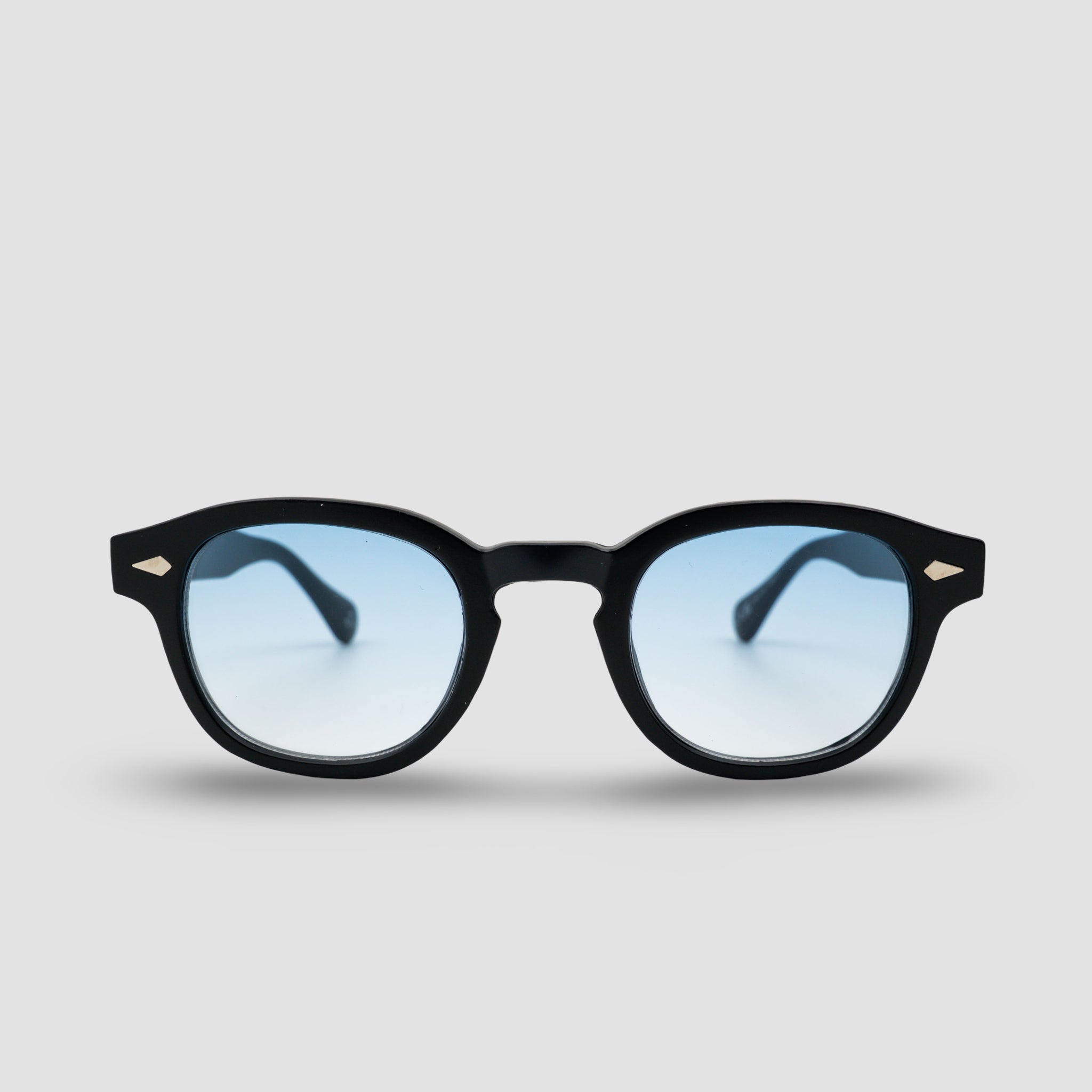 Stijlvolle zonnebril met zwarte montuur en blauwe glazen, perfect voor een moderne look.