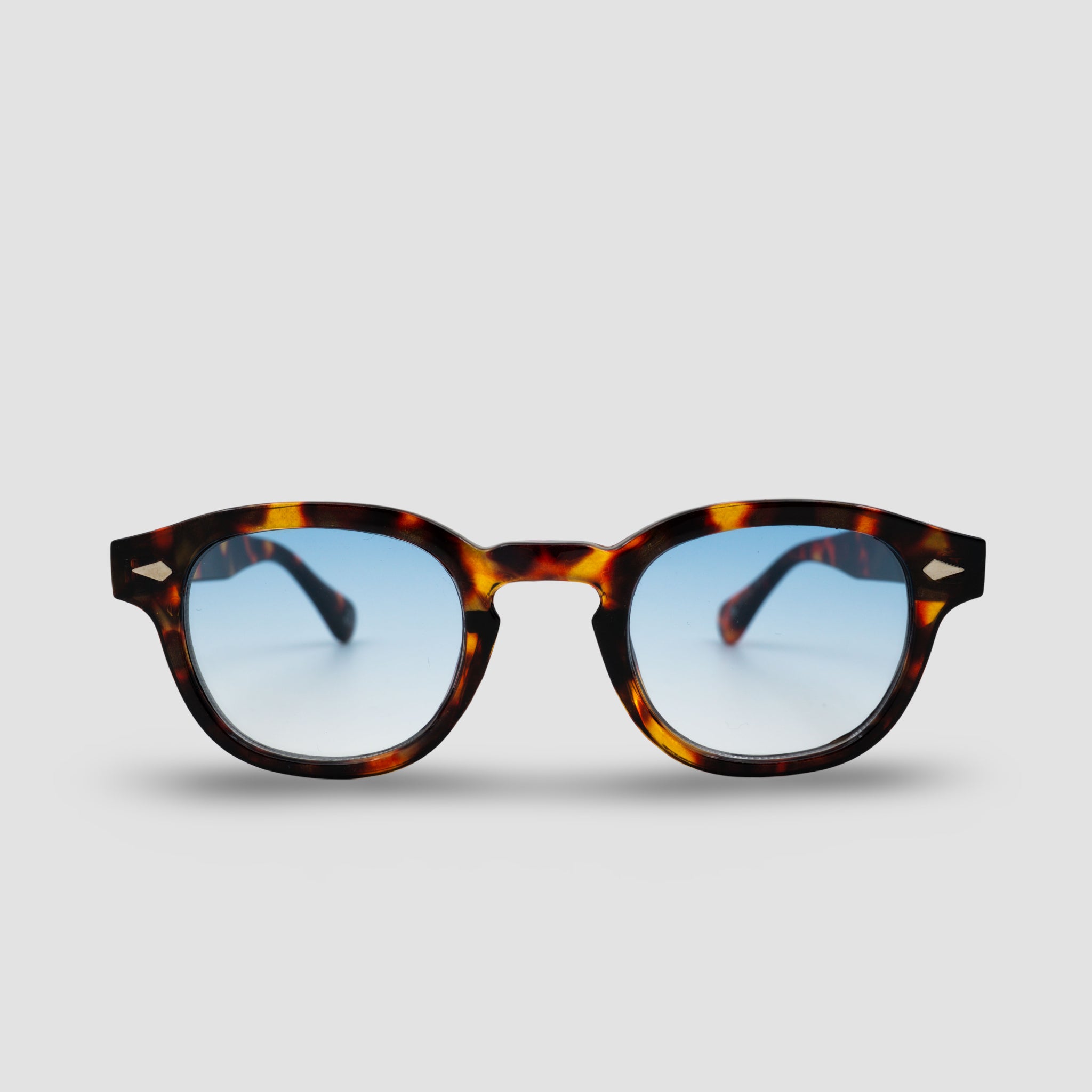 Stijlvolle zonnebril met schildpadpatroon en blauwe glazen, perfect voor een trendy look.