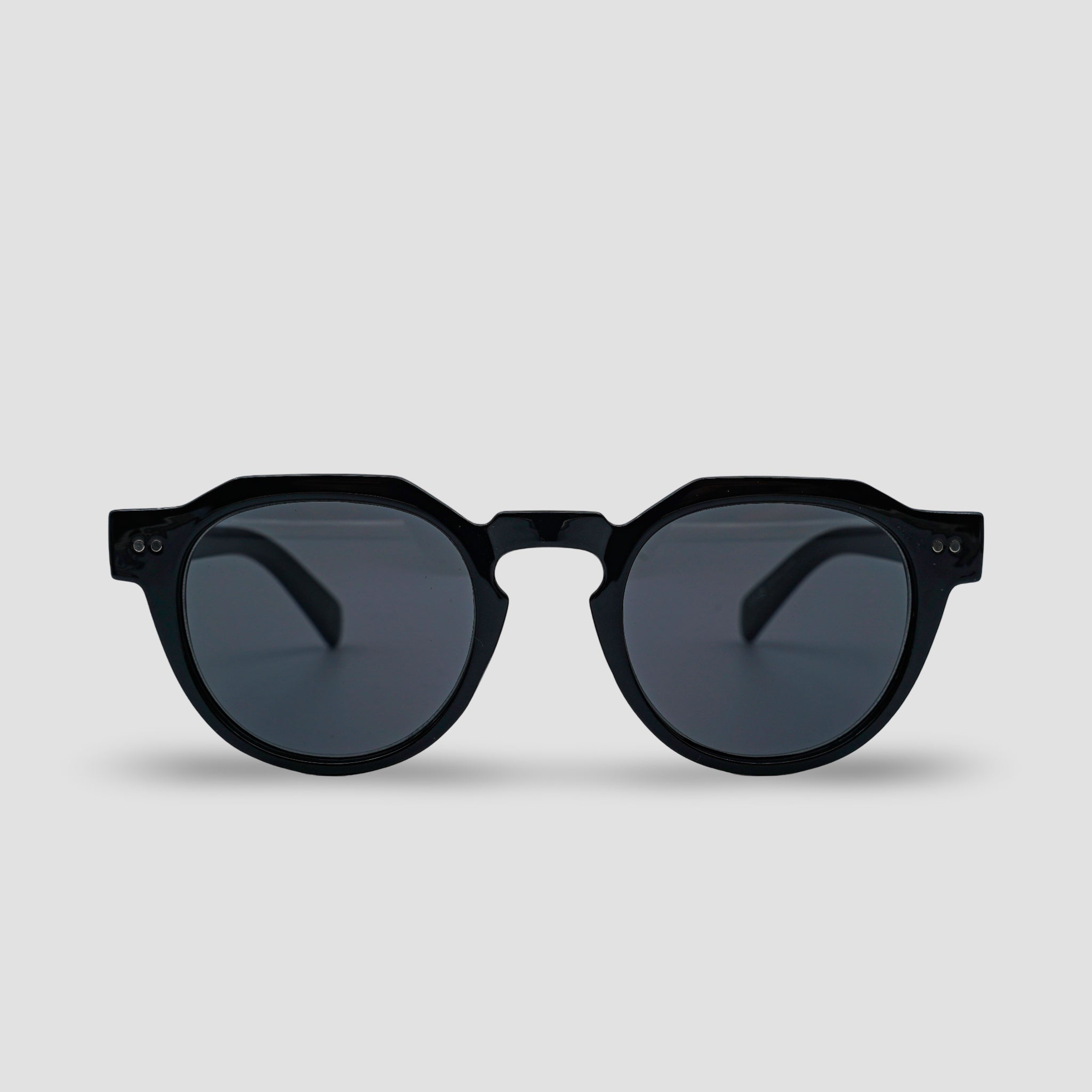 Stijlvolle zwarte zonnebril met ronde glazen en moderne montuur, perfect voor dagelijks gebruik.