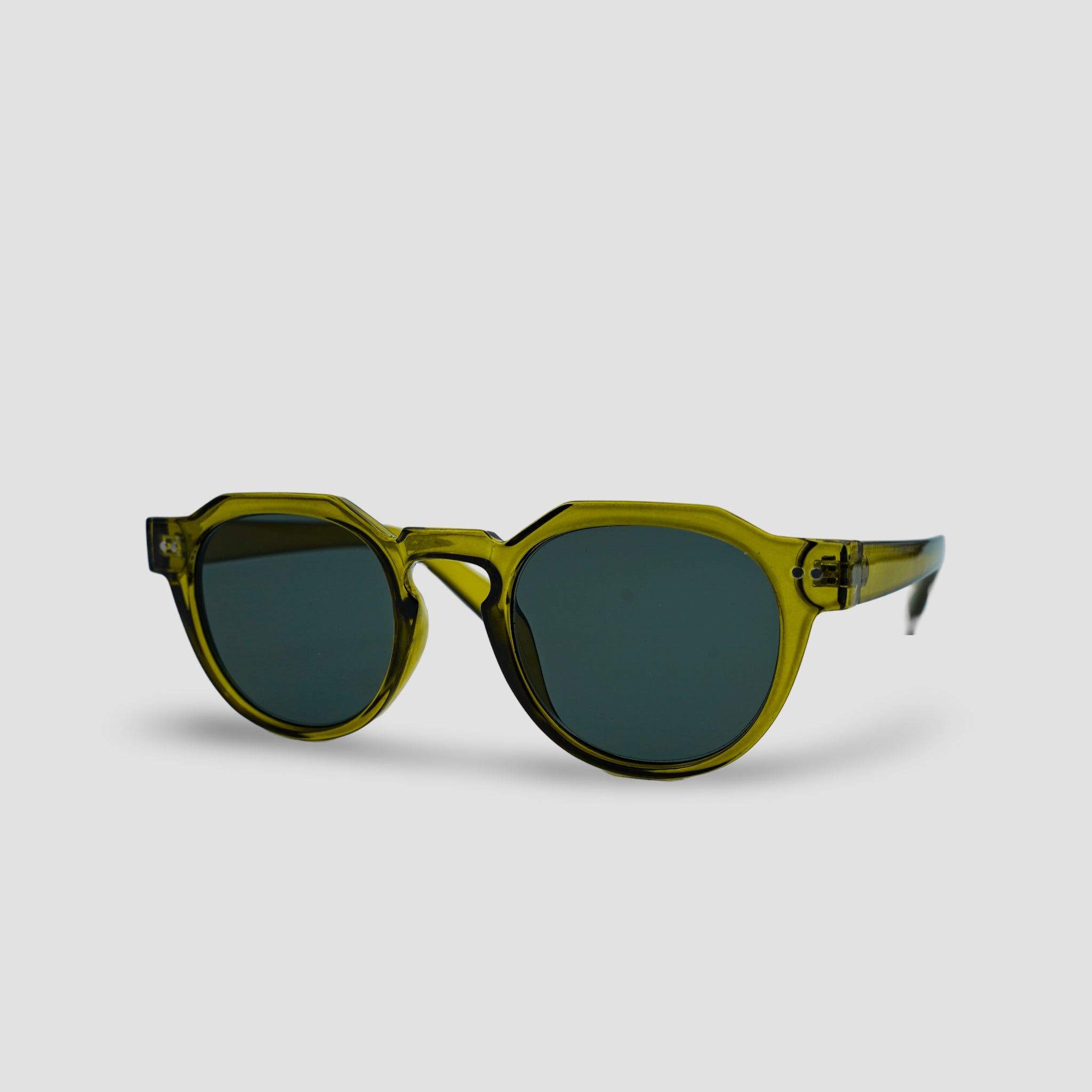 Stijlvolle groene zonnebril met donkere glazen, perfect voor zonnige dagen