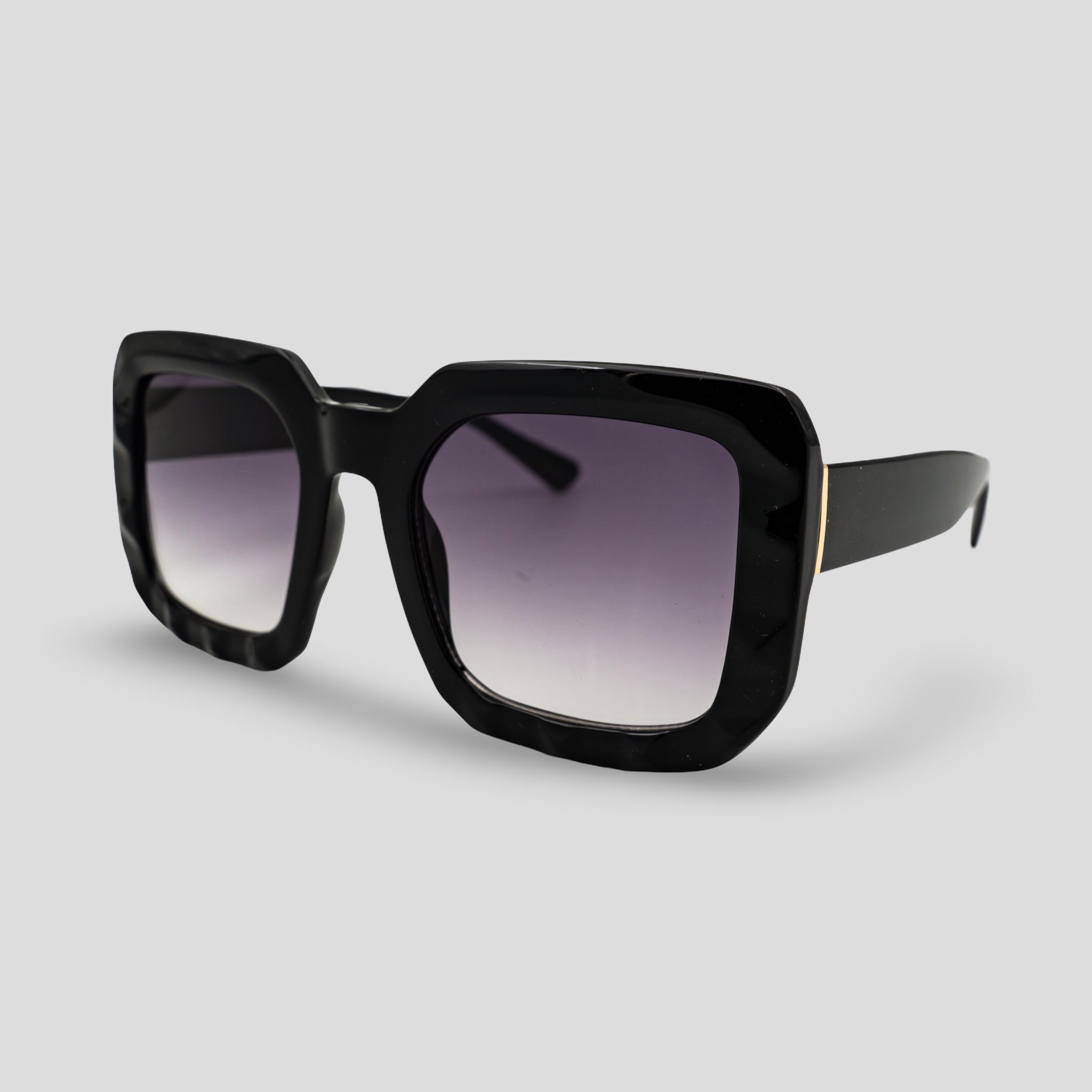 Stijlvolle zwarte zonnebril met vierkant frame en grijze verloopglazen, perfect voor een modieuze look.