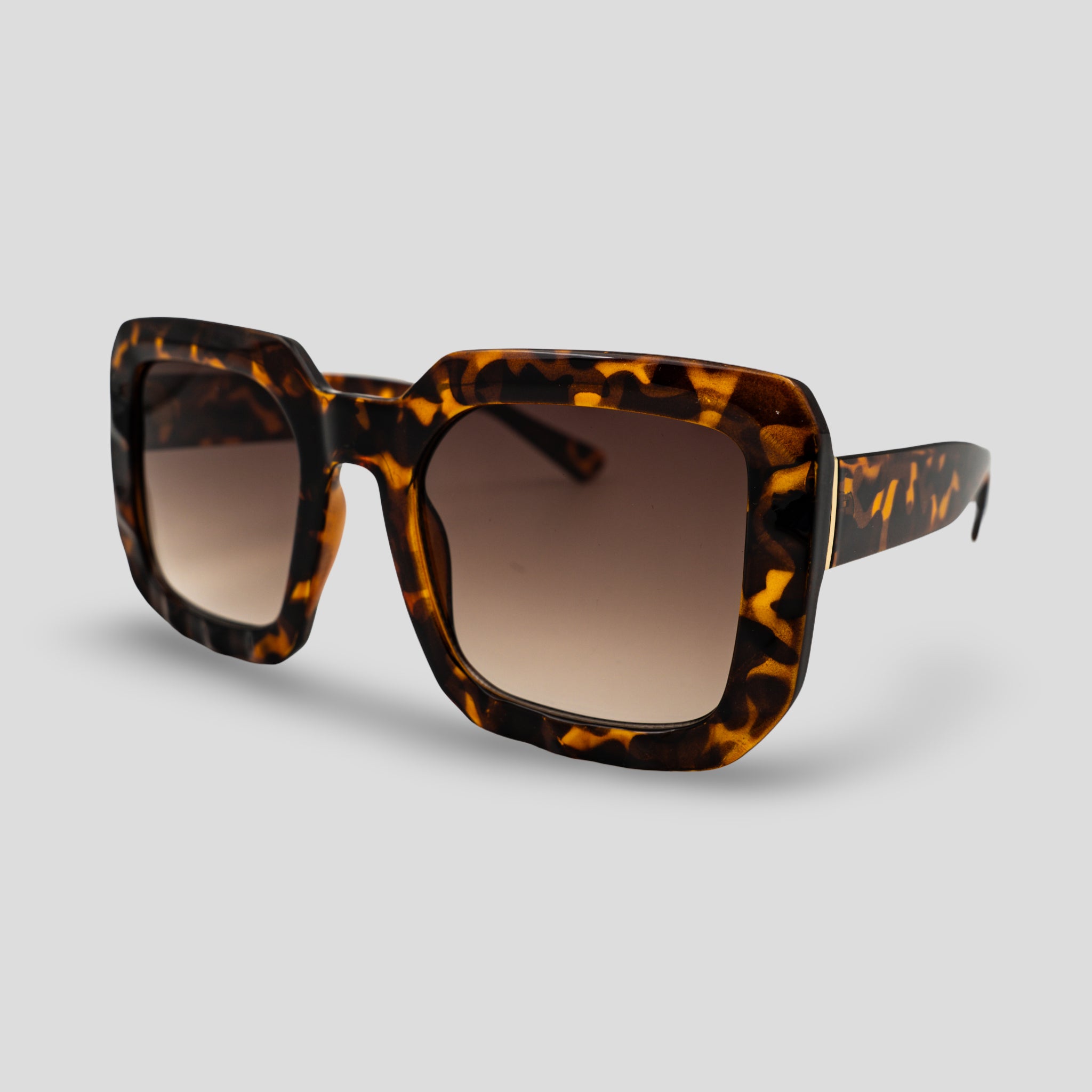 Stijlvolle zonnebril met schildpadpatroon en vierkante vorm, perfect voor een modieuze look.