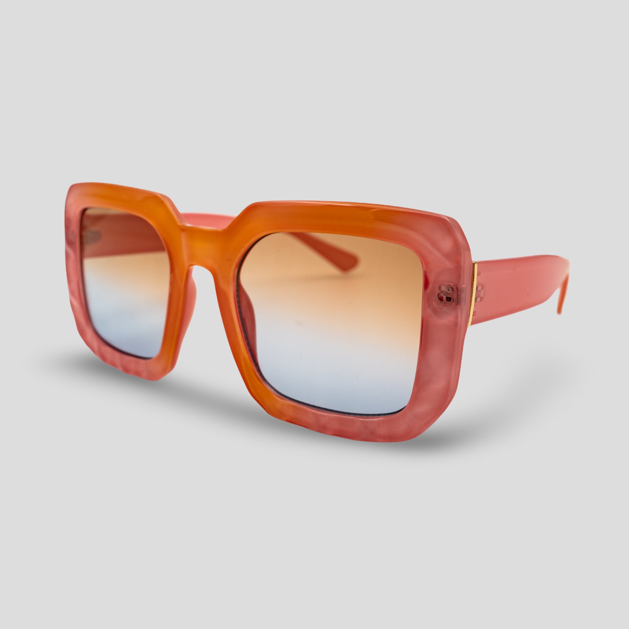 Stijlvolle oranje zonnebril met vierkante montuur en grijze gradient glazen, perfect voor zomerse dagen.