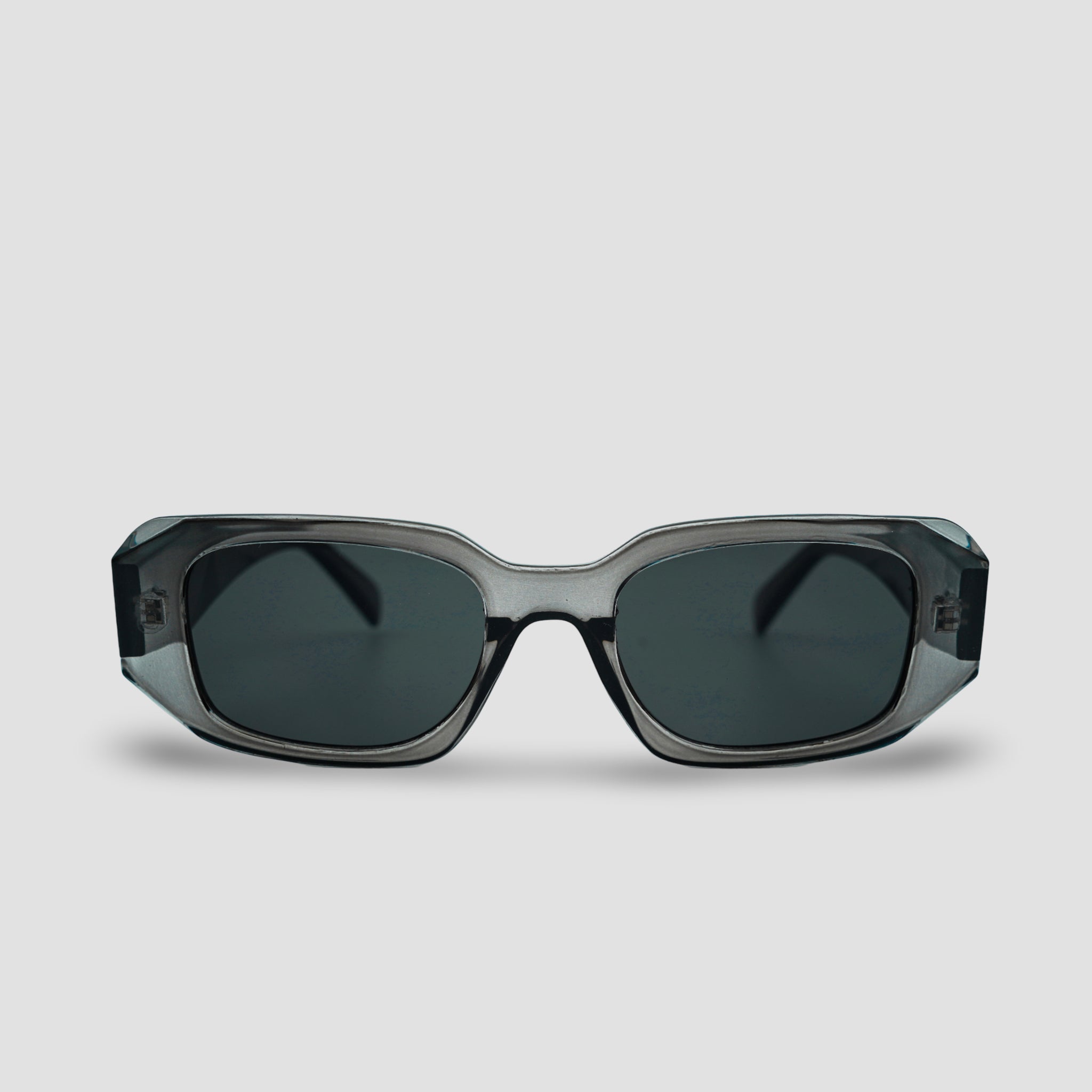 Stijlvolle zonnebril met transparant grijs montuur en donkere glazen, perfect voor een moderne look.