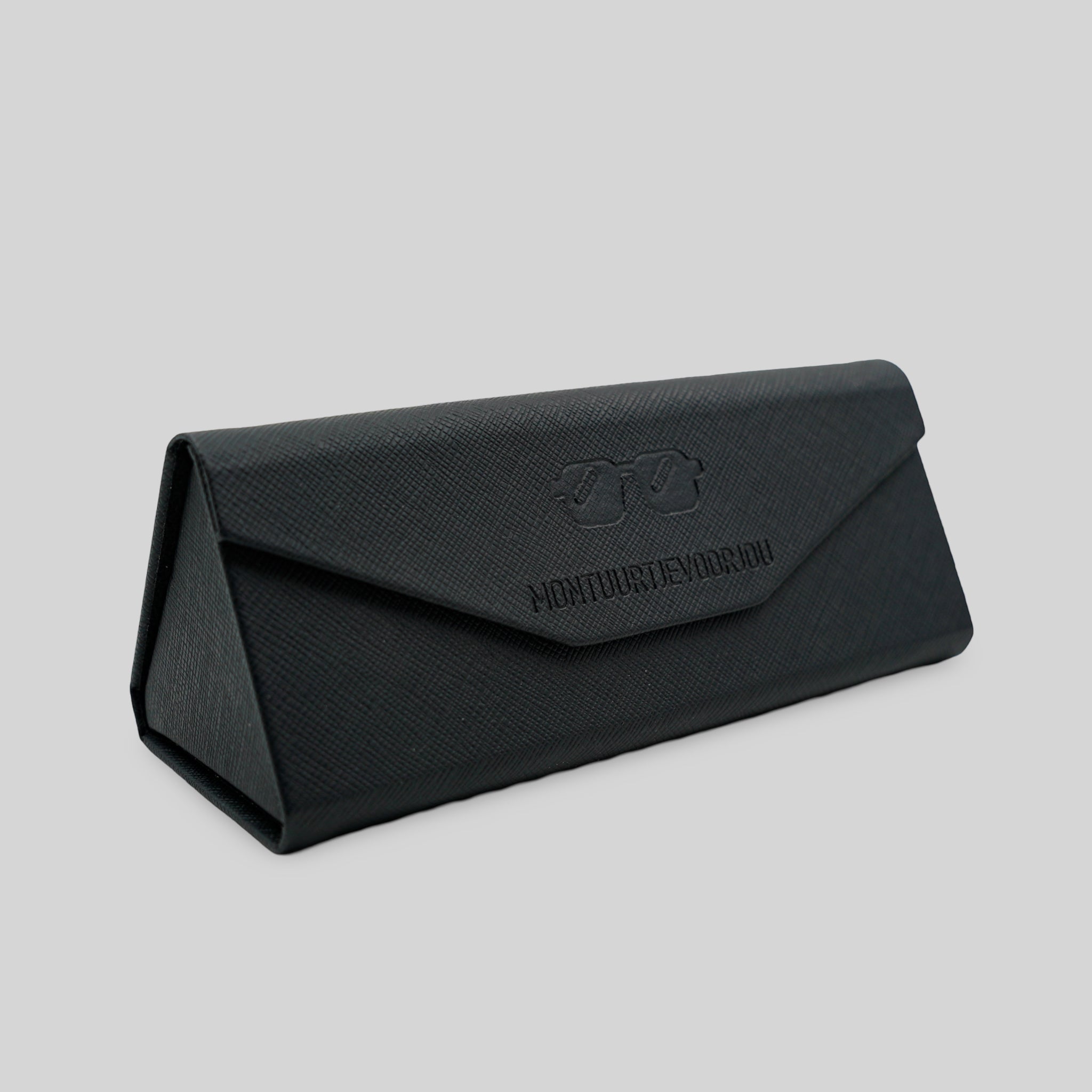 Zwart zonnebril etui met MontuurtjeVoorJou logo, stijlvol en beschermend voor je brillen