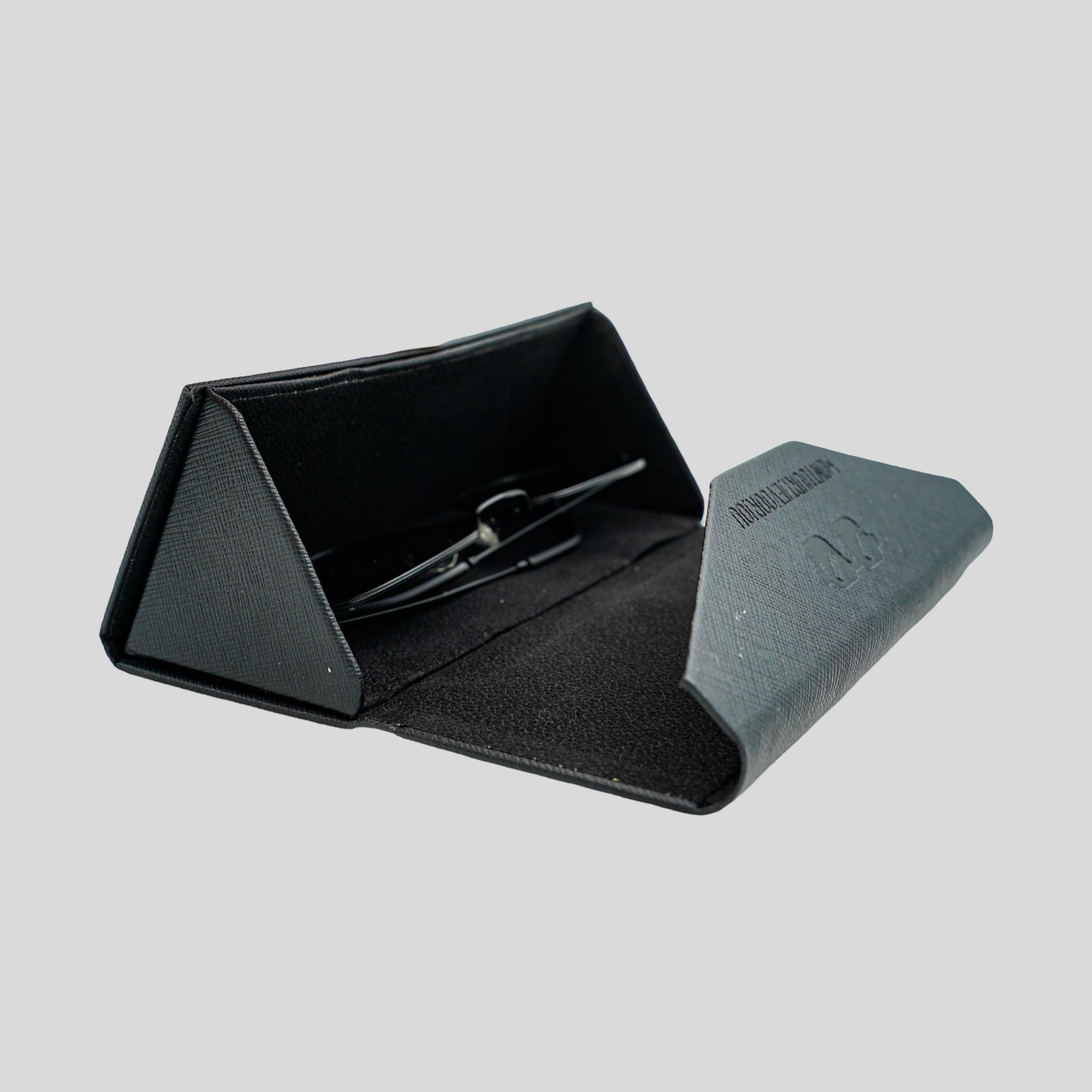Zwart zonnebril etui met stijlvolle zonnebril, perfect voor op reis of dagelijks gebruik
