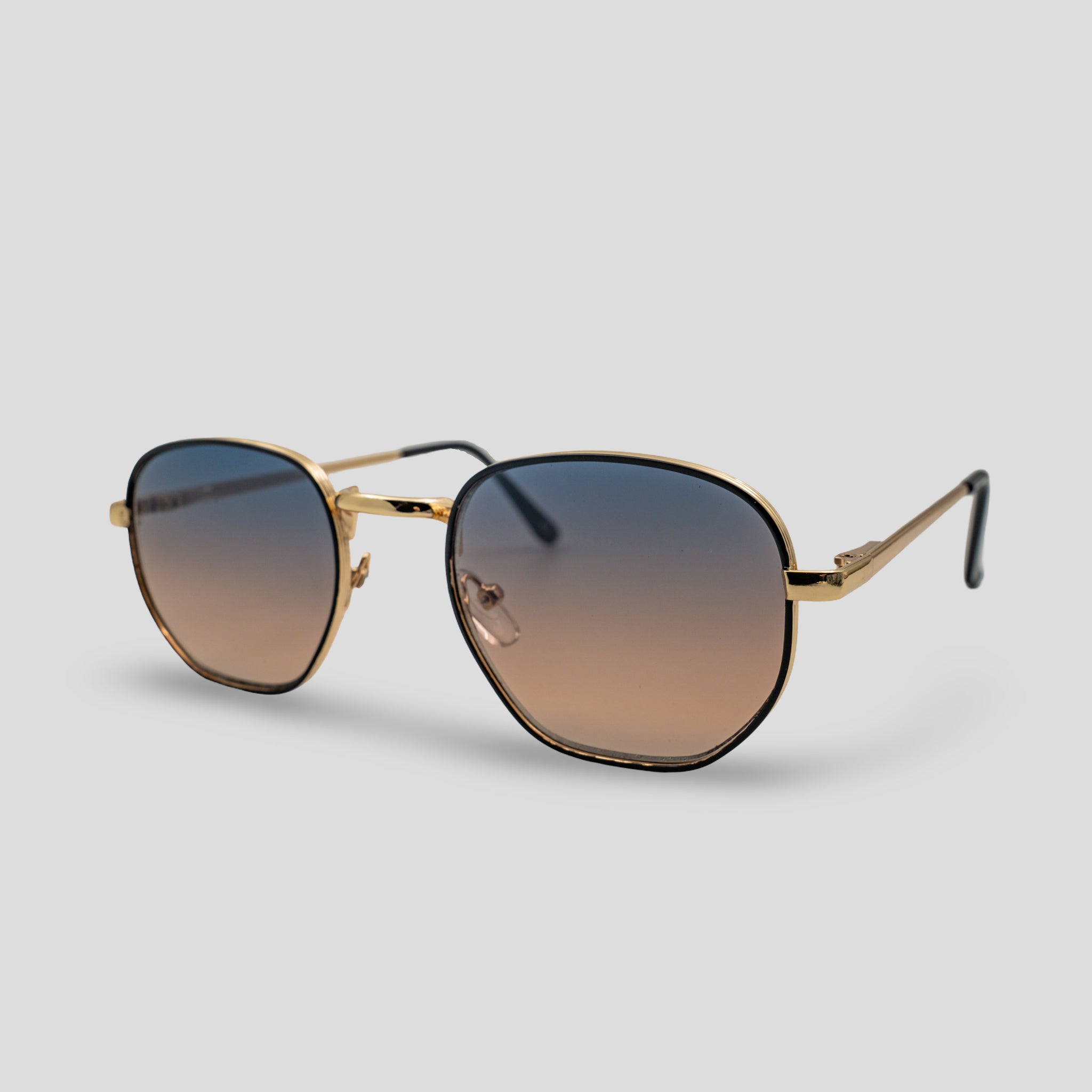 Gouden zonnebril met gradient glazen, stijlvol en modern ontwerp voor dagelijks gebruik