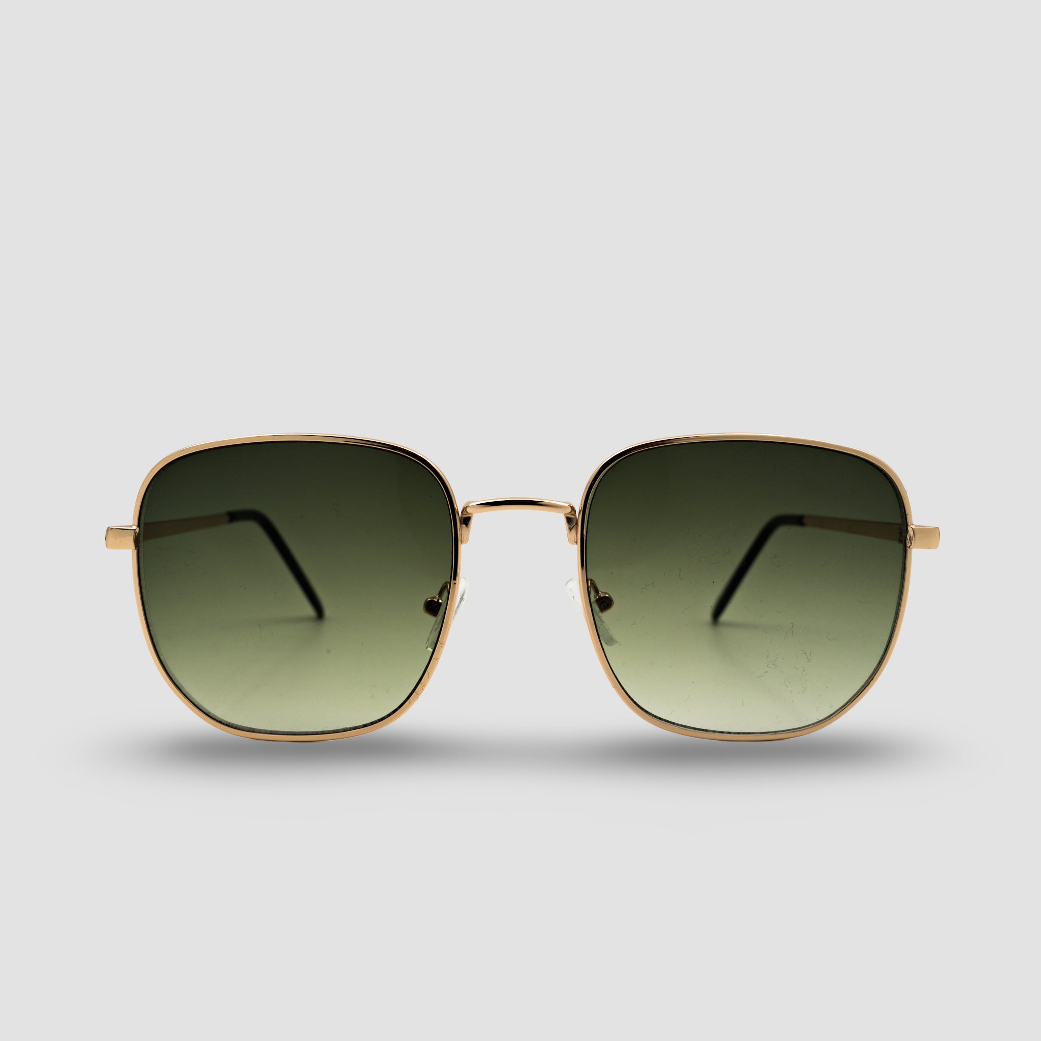 Stijlvolle zonnebril met gouden montuur en groene glazen, perfect voor zomerse dagen.