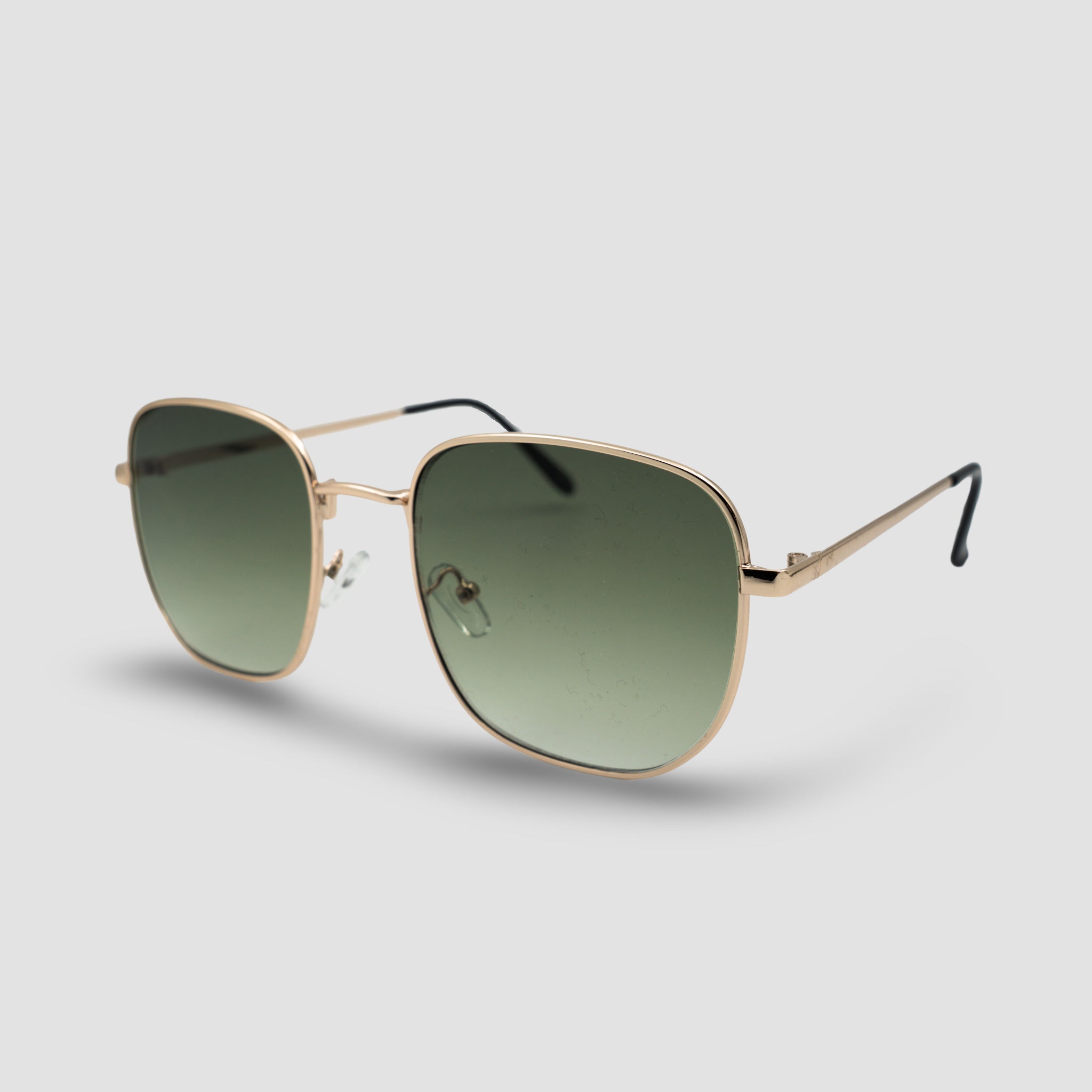 Stijlvolle zonnebril met gouden montuur en groene glazen, perfect voor zonnige dagen.