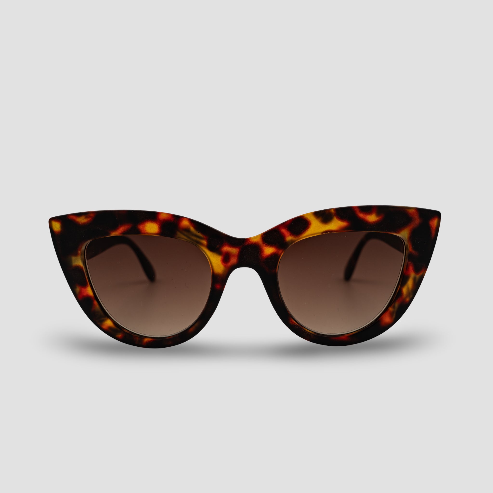 Stijlvolle cat-eye zonnebril met schildpadpatroon en bruine glazen, perfect voor een trendy look.