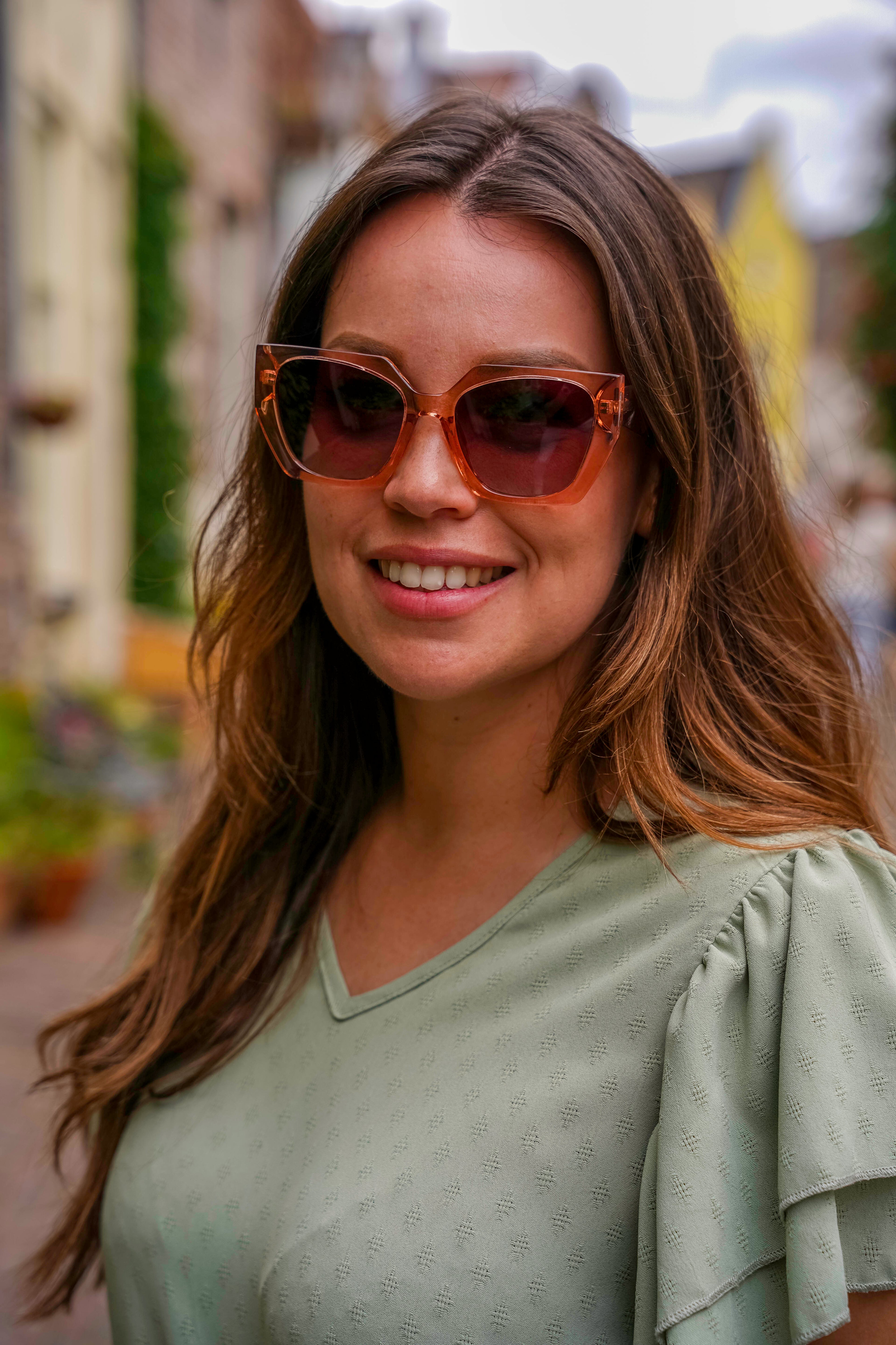 Vrouw met stijlvolle bruine zonnebril, perfect voor een zonnige dag
