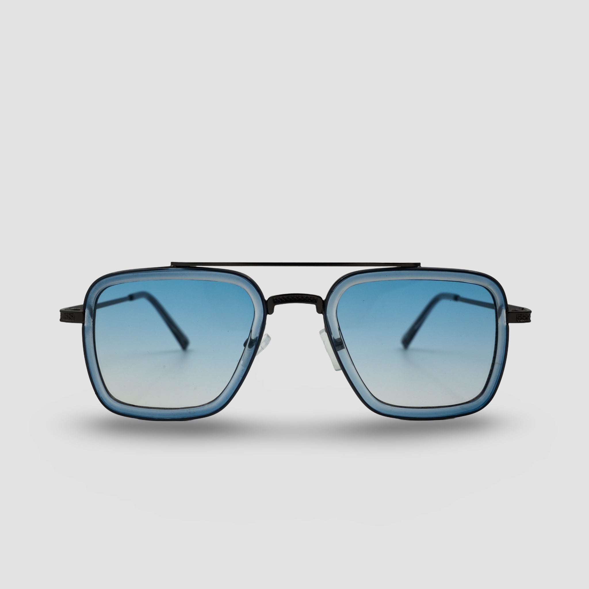 Stijlvolle zonnebril met blauwe glazen en zwarte montuur, perfect voor zonnige dagen.