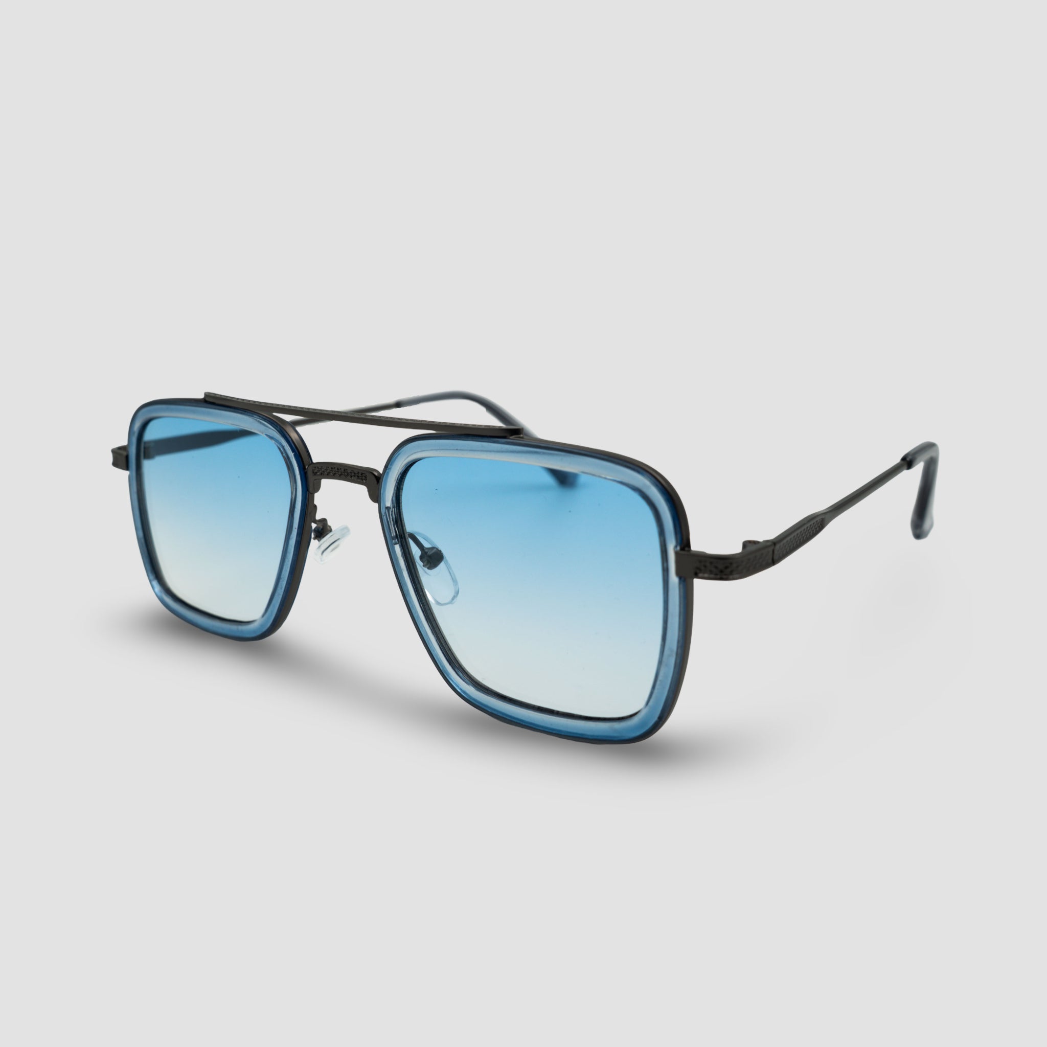 Stijlvolle zonnebril met blauwe gradient glazen en zwarte montuur, perfect voor zomerse dagen.