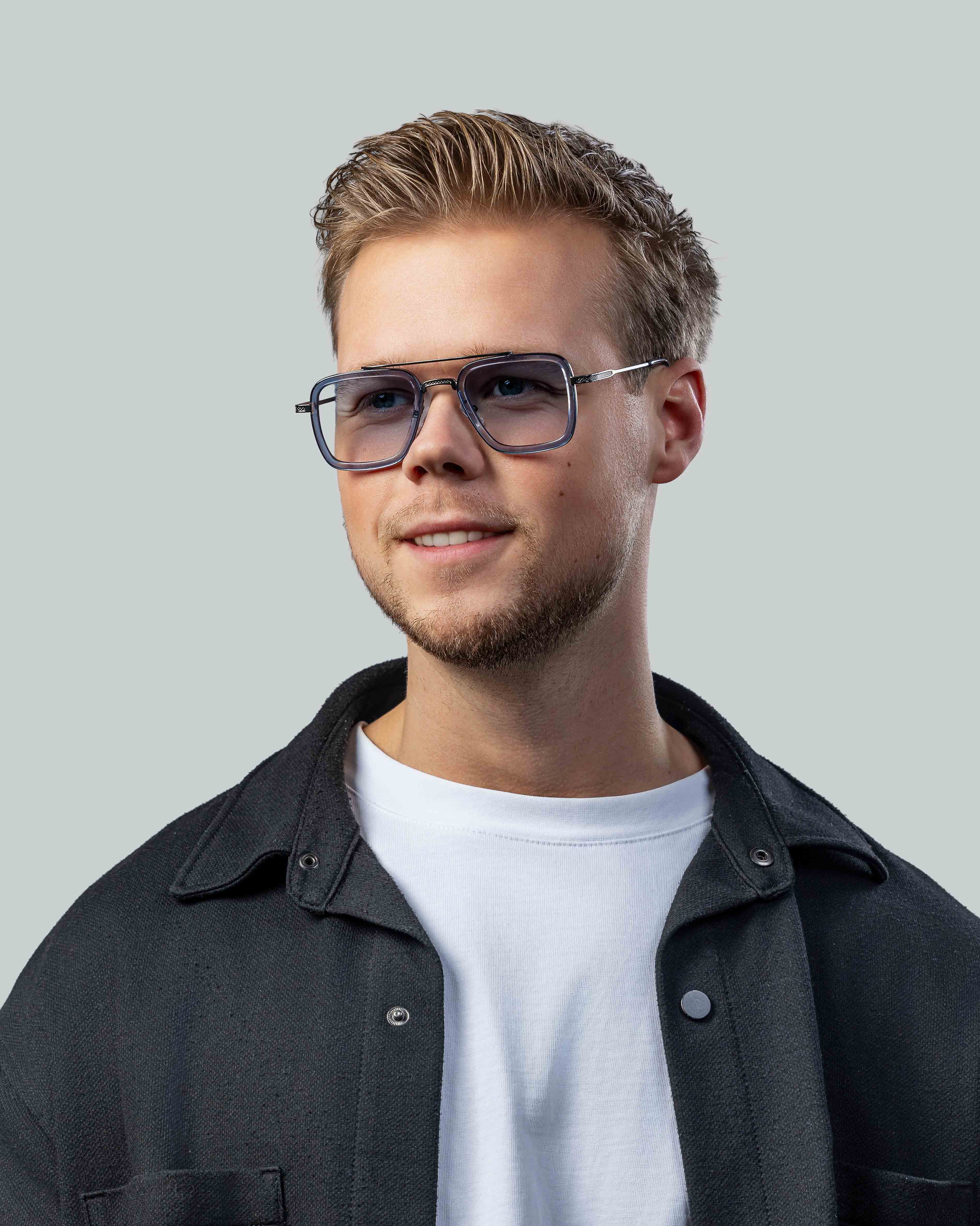 Stijlvolle zonnebril met vierkant montuur voor mannen, perfect voor een moderne look