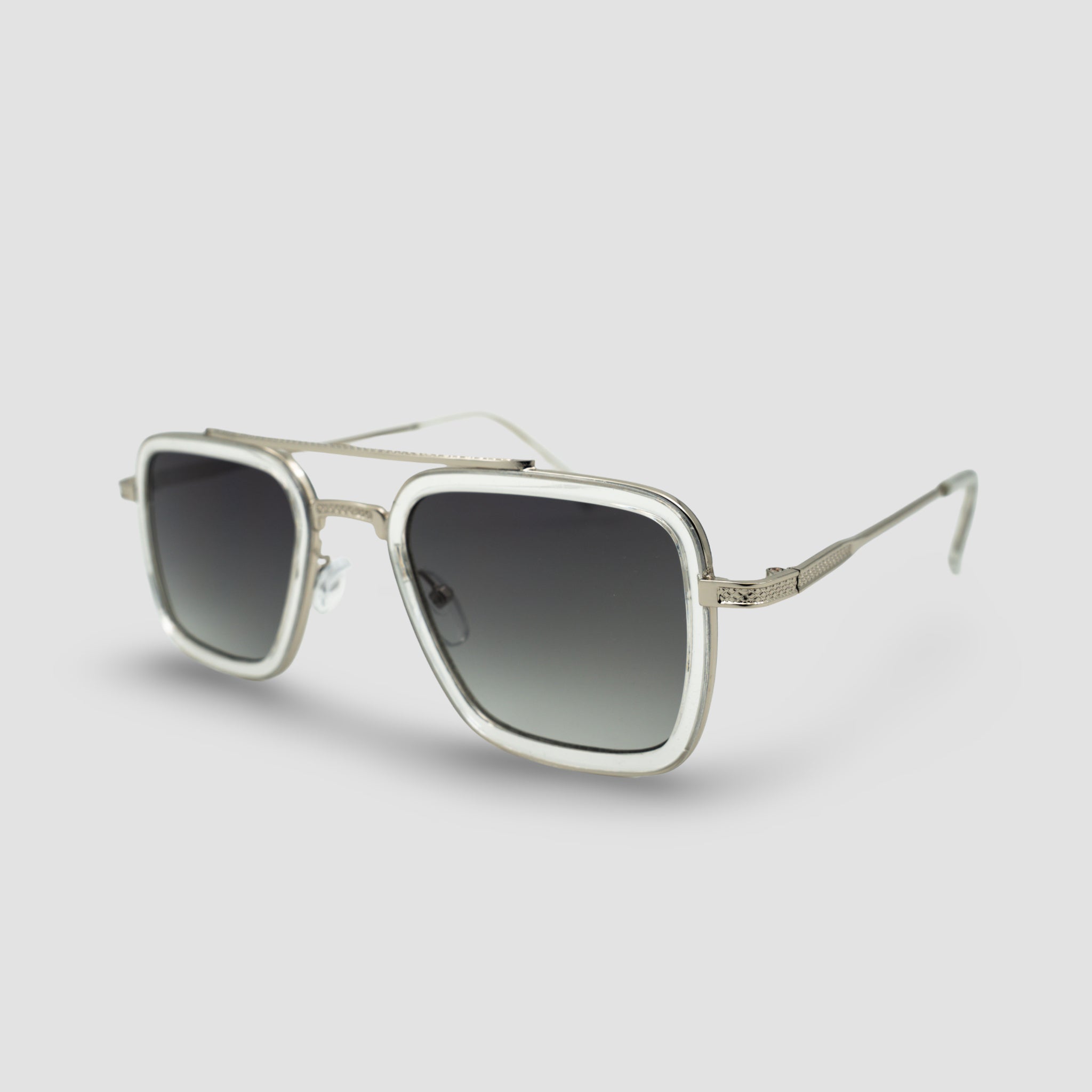Stijlvolle zilveren zonnebril met vierkante glazen en gradient lens, perfect voor een moderne look.