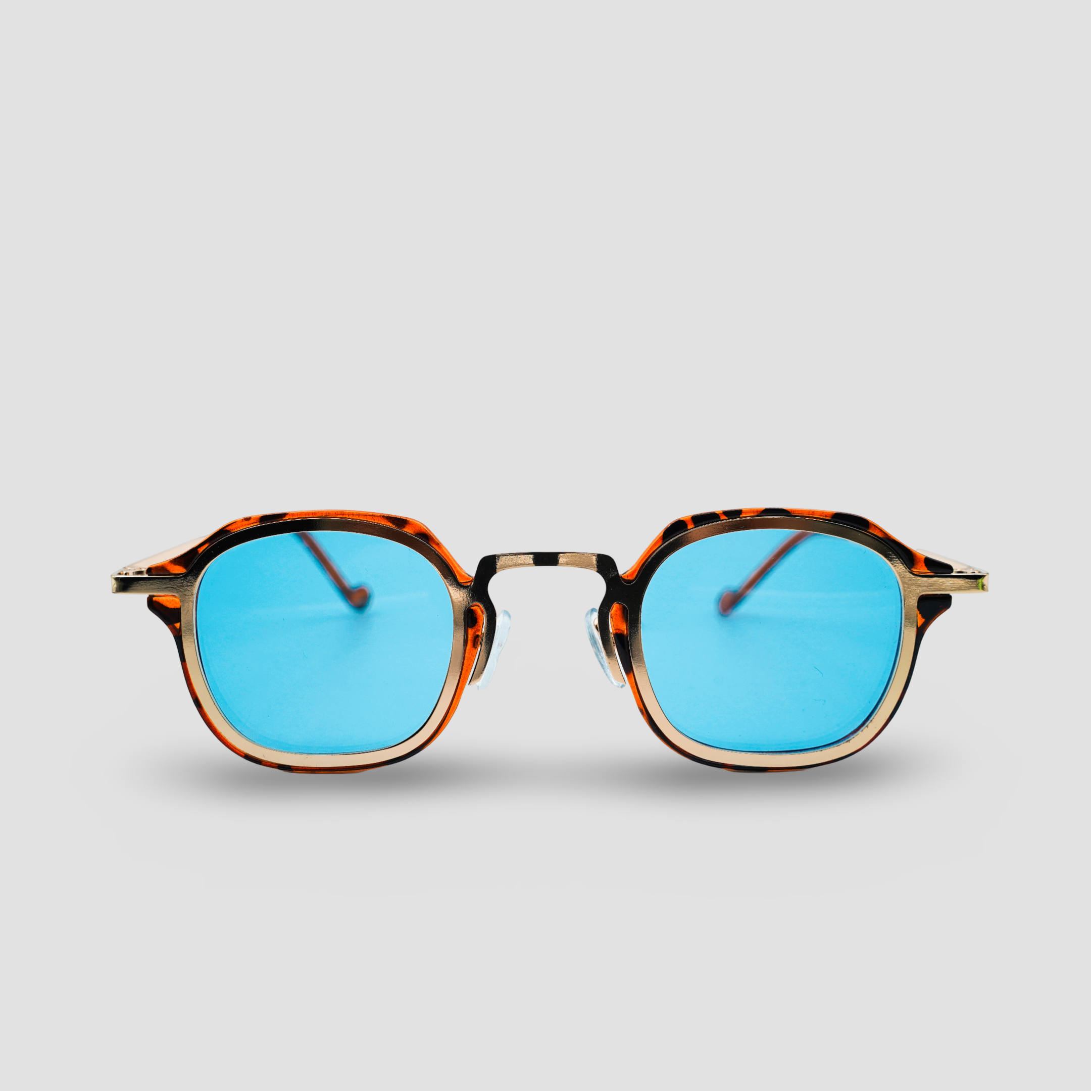 Stijlvolle zonnebril met blauwe glazen en schildpadmotief montuur, perfect voor zomerse dagen.