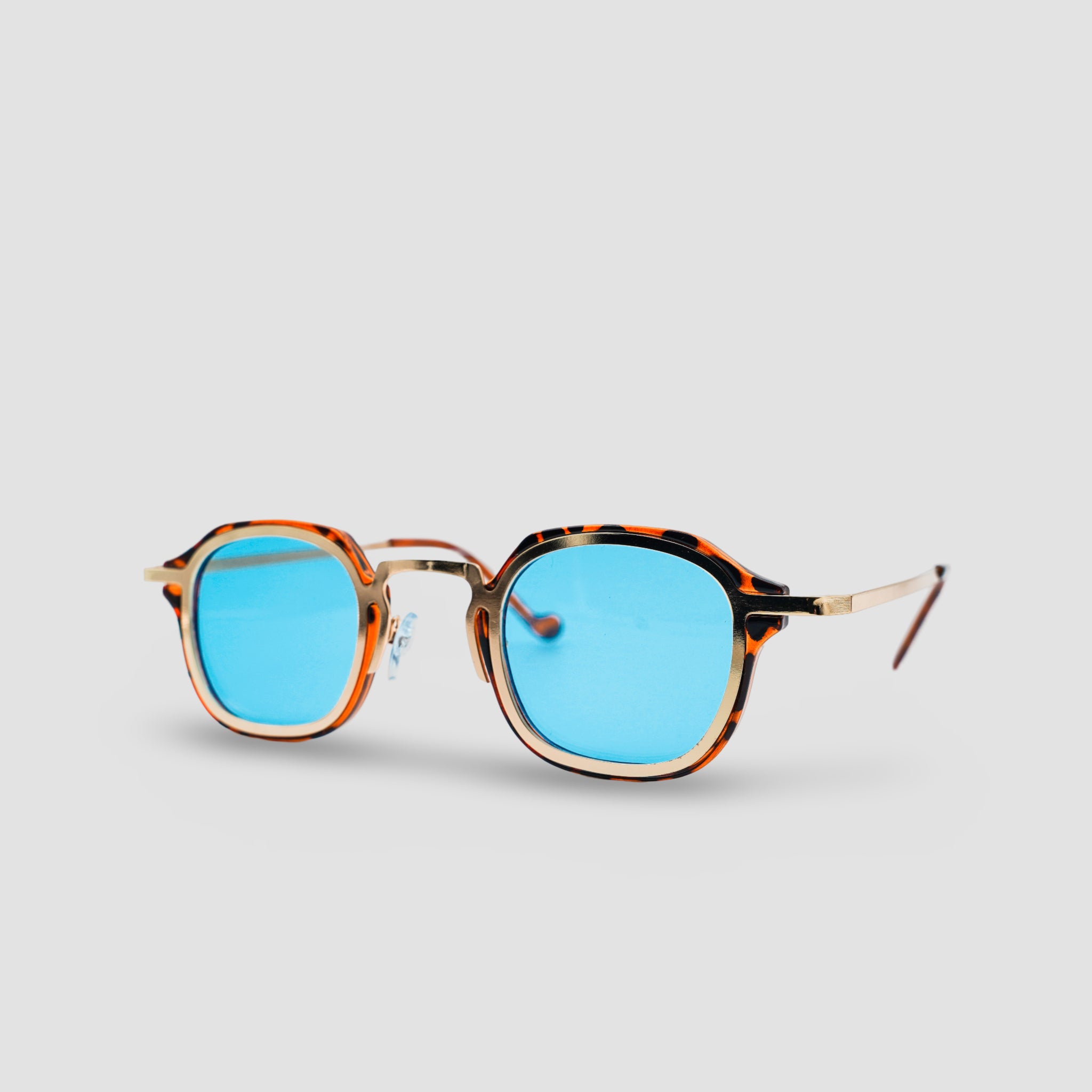 Stijlvolle zonnebril met blauwe glazen en schildpadpatroon montuur, perfect voor zomerse dagen.