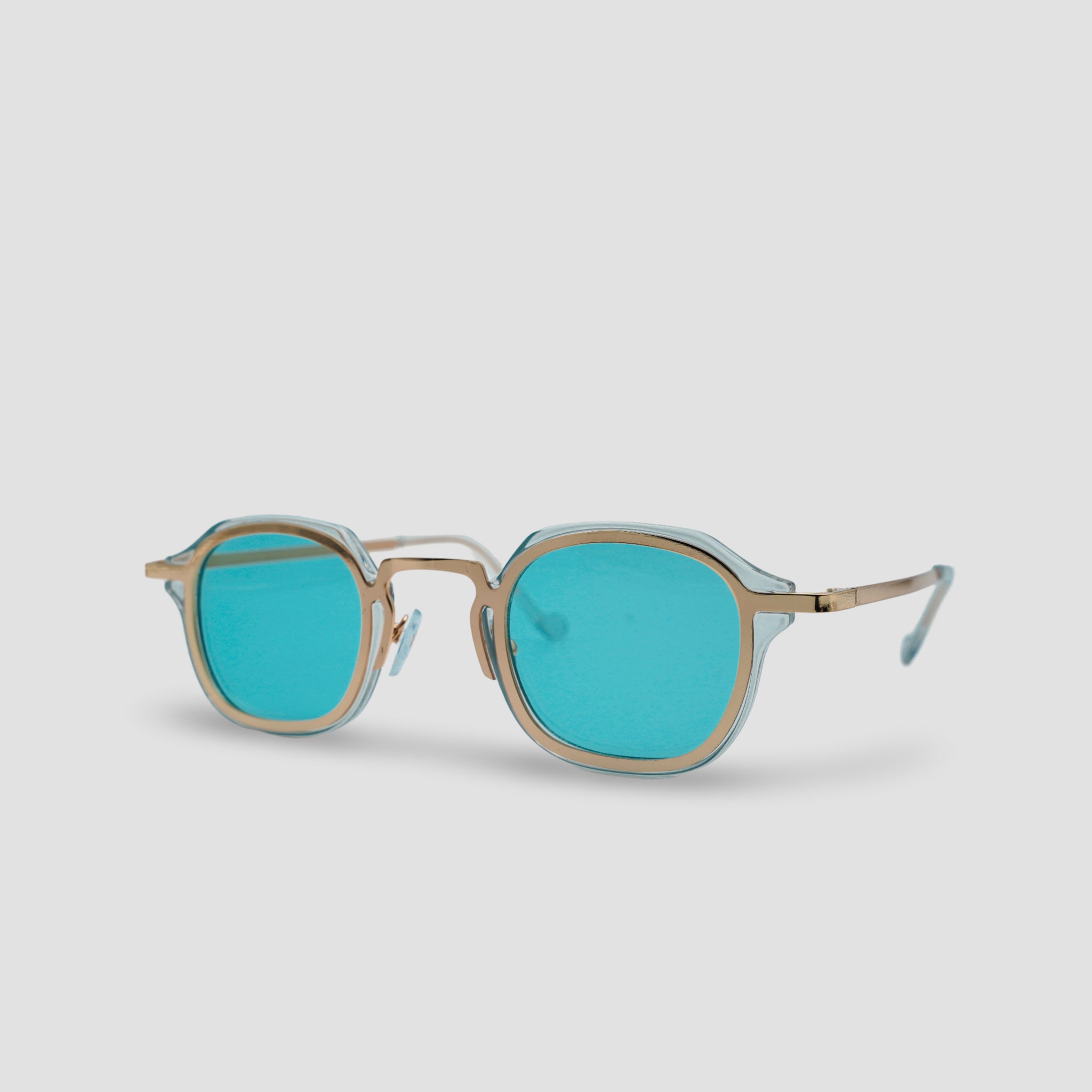 Stijlvolle zonnebril met blauwe glazen en gouden montuur, perfect voor zomerse dagen