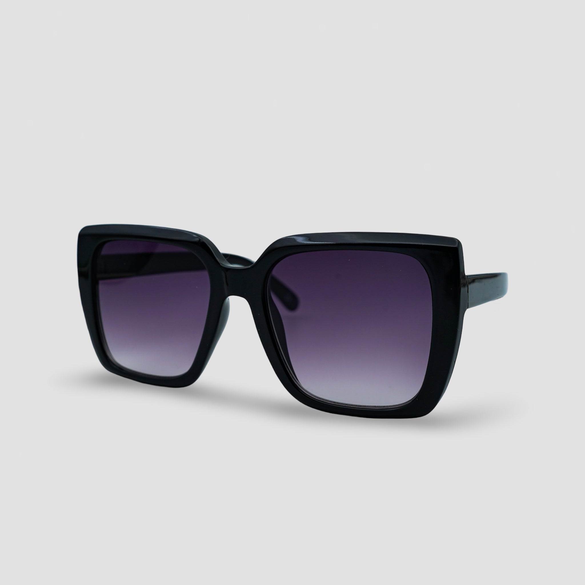 Stijlvolle zwarte zonnebril met paarse gradient glazen, perfect voor een modieuze look.