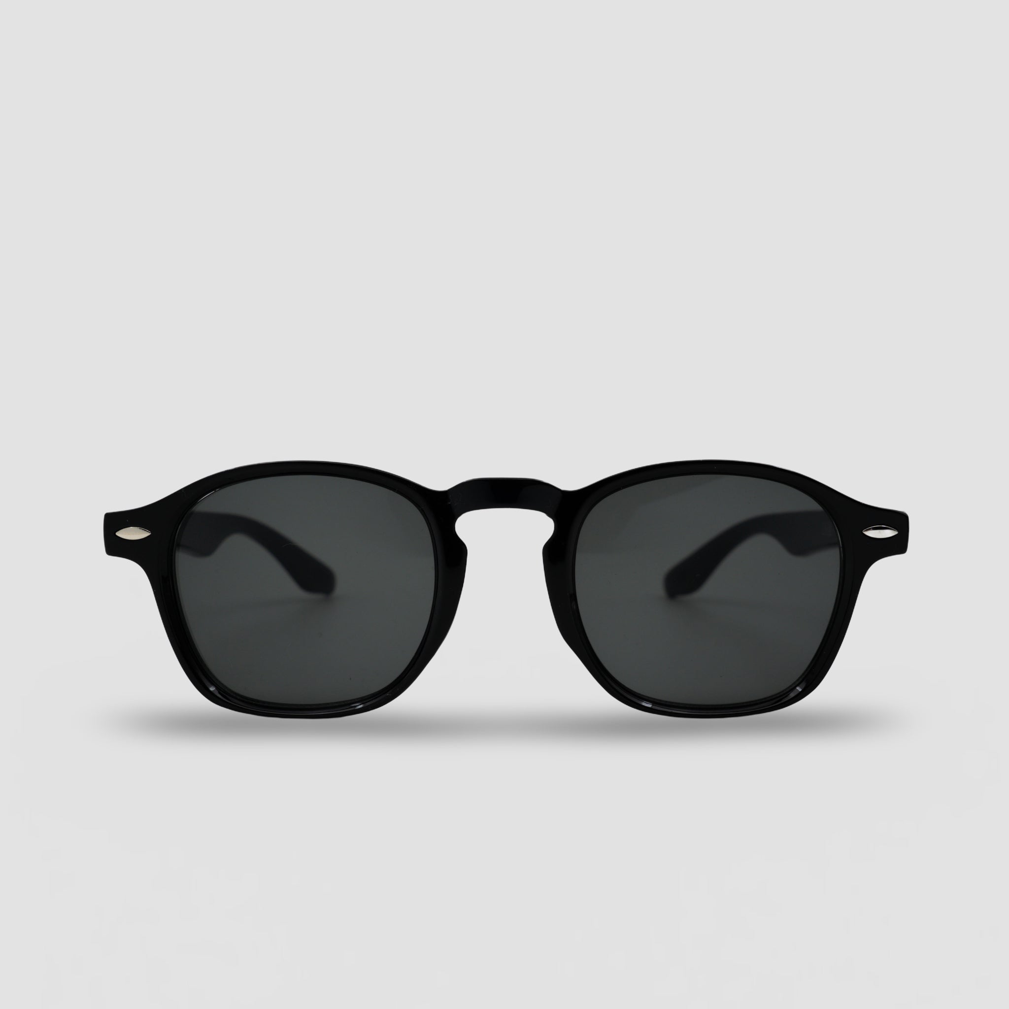 Stijlvolle zwarte zonnebril met donkere glazen en ronde vorm, perfect voor dagelijks gebruik