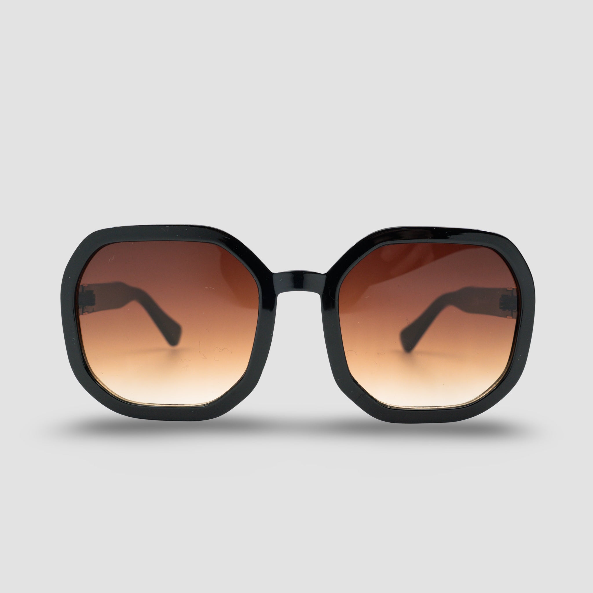 Stijlvolle zonnebril met zwarte montuur en bruine gradient glazen, perfect voor zonbescherming en mode.