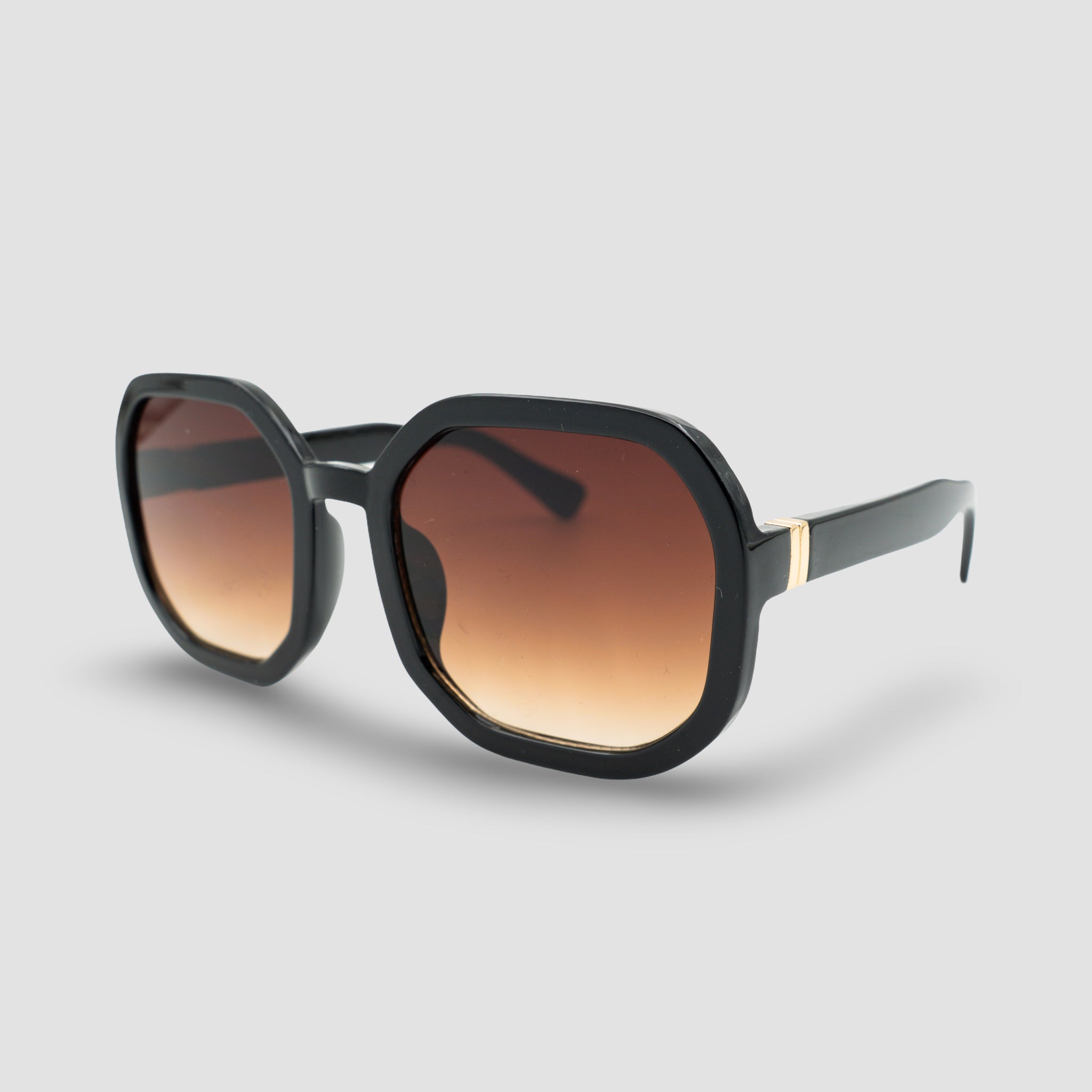 Stijlvolle zonnebril met zwarte montuur en bruine gradient glazen, perfect voor zomerse dagen.