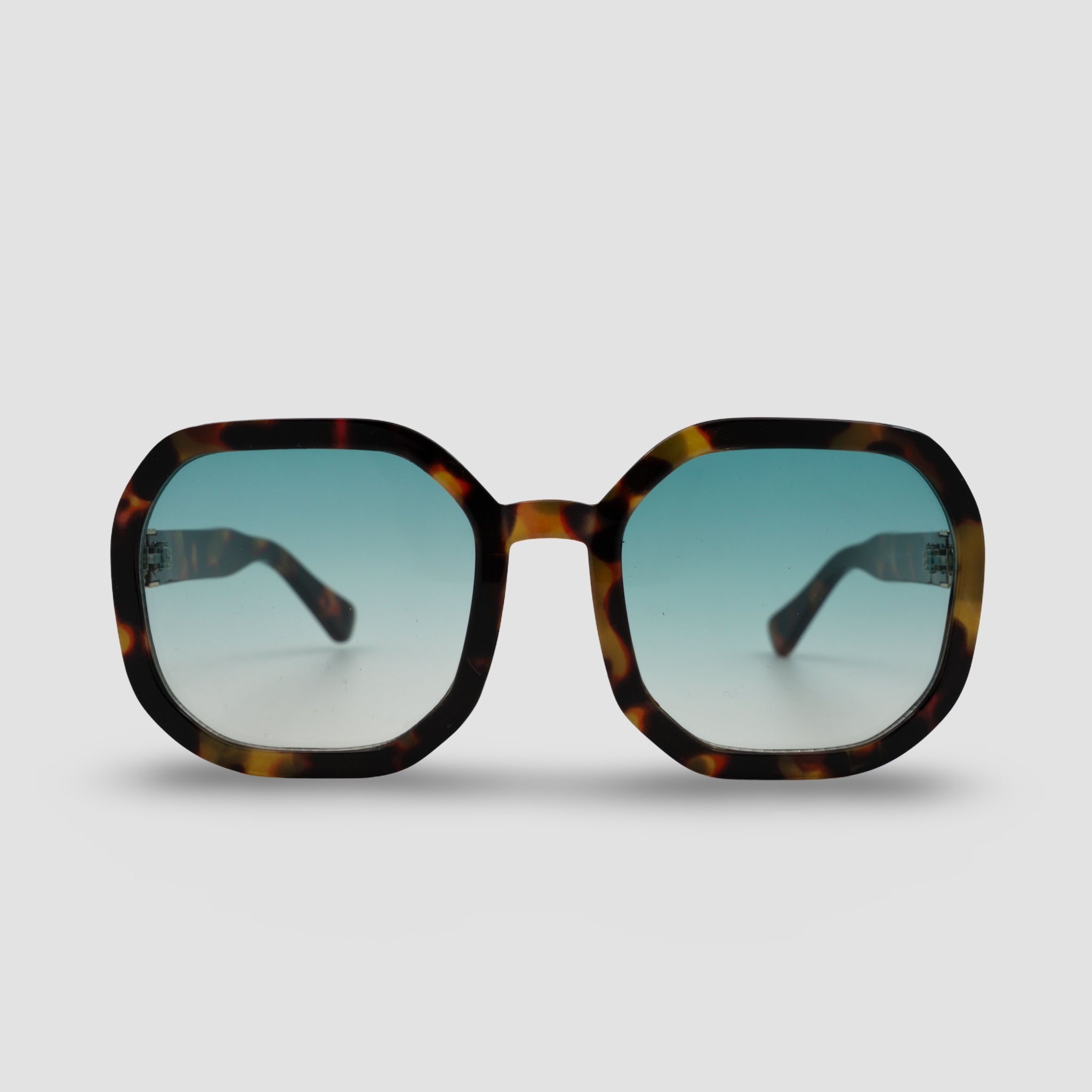 Stijlvolle zonnebril met schildpadpatroon en blauwe glazen, perfect voor zomerse dagen.