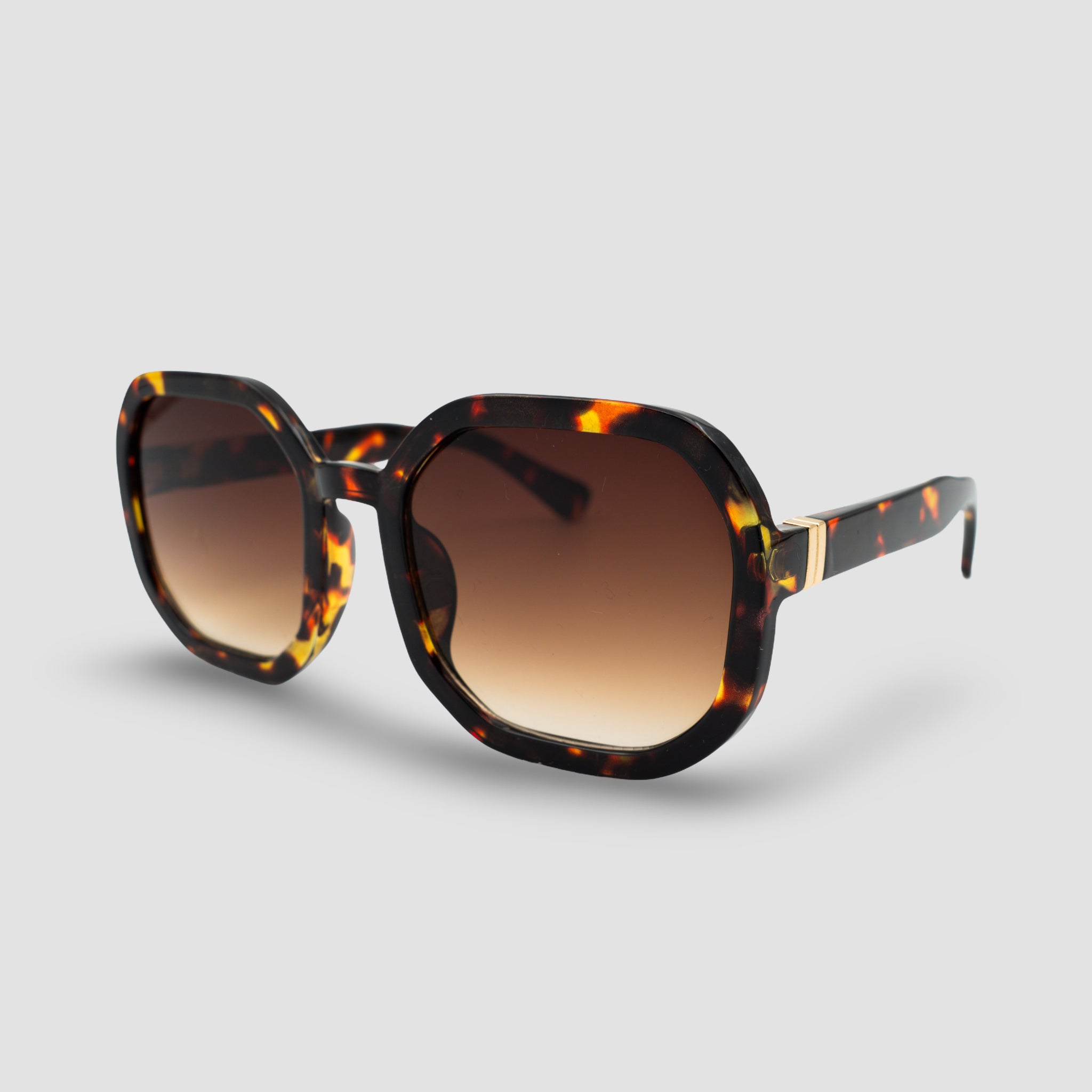 Stijlvolle zonnebril met schildpadpatroon en bruine gradatieglazen, perfect voor een modieuze look.