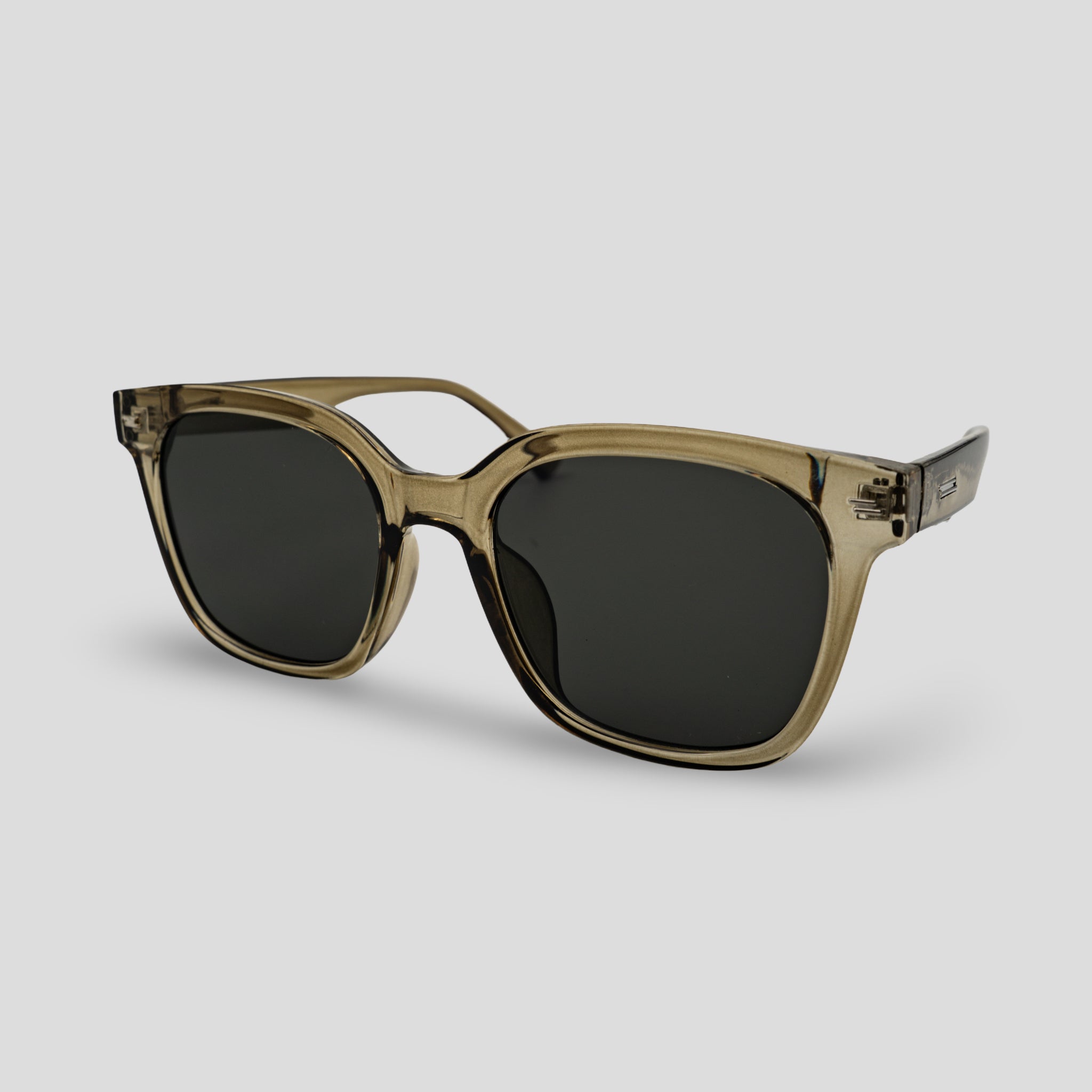 Stijlvolle zonnebril met transparant bruin montuur en donkere glazen, perfect voor zomerse dagen.