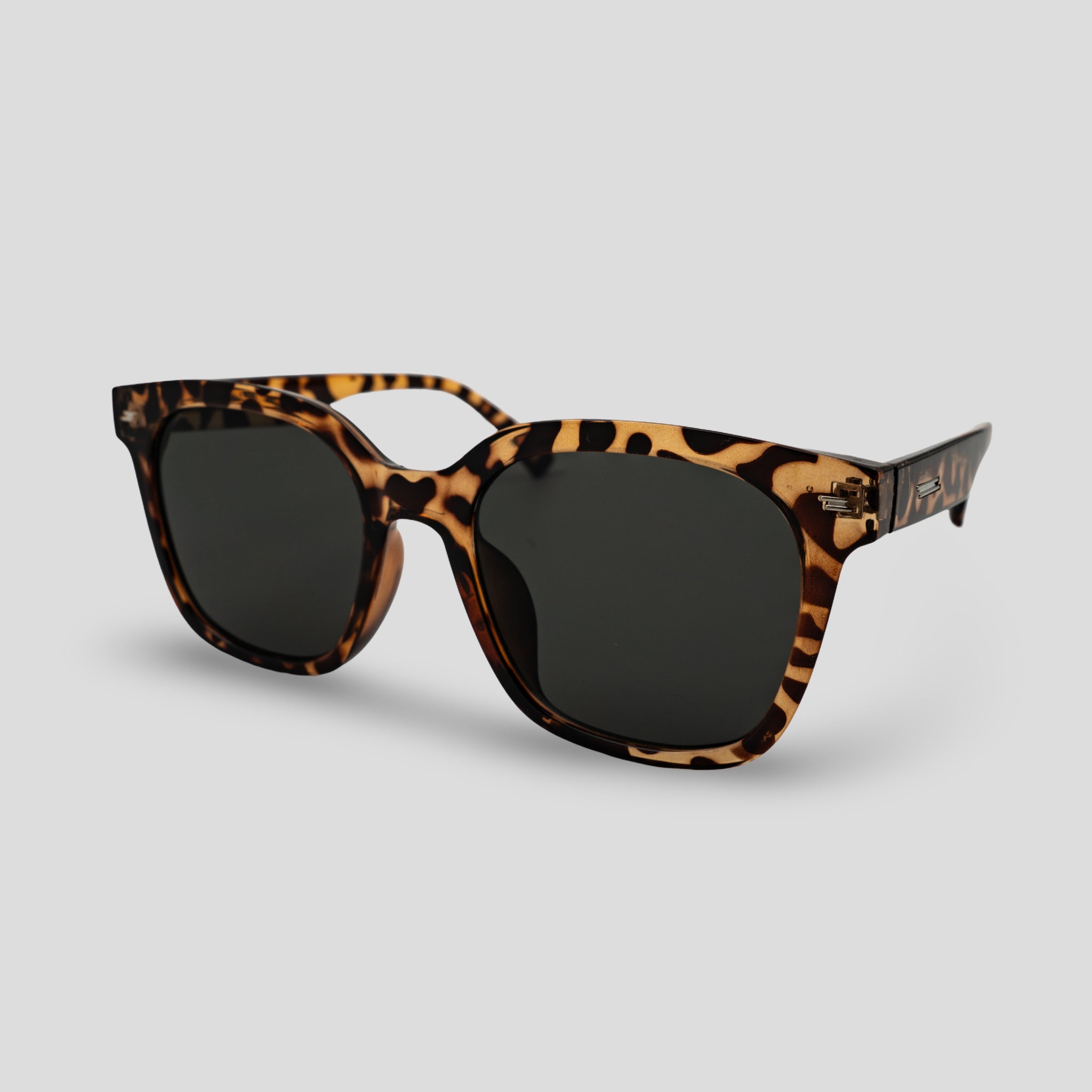 Stijlvolle zonnebril met luipaardprint en donkere glazen, perfect voor een modieuze look.