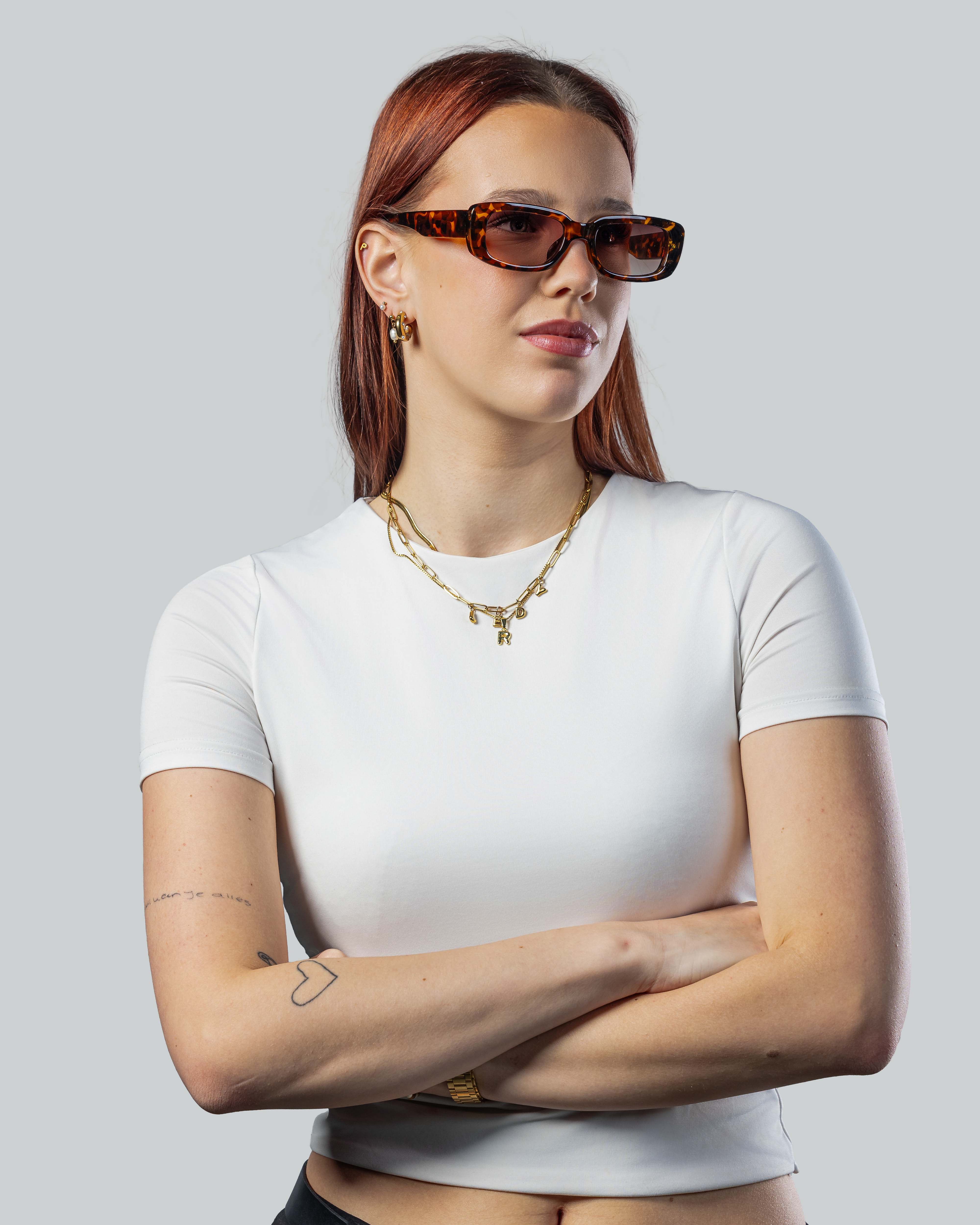 Vrouw met stijlvolle zonnebril in schildpadpatroon, perfect voor een trendy look.