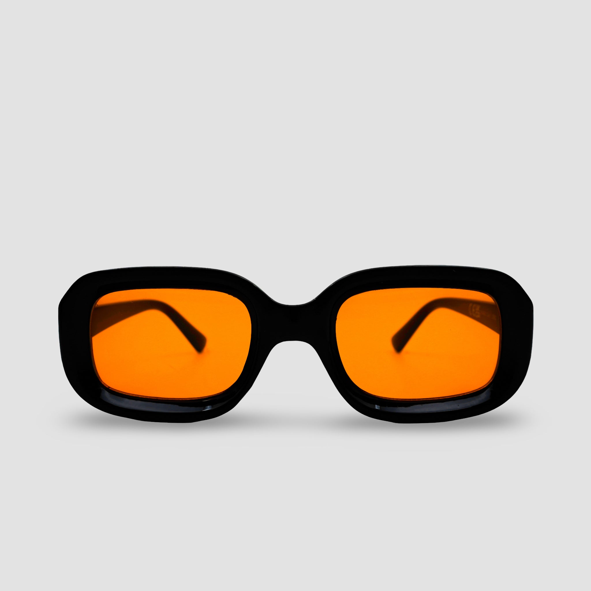 Stijlvolle zonnebril met zwarte montuur en oranje glazen, perfect voor zonnige dagen.