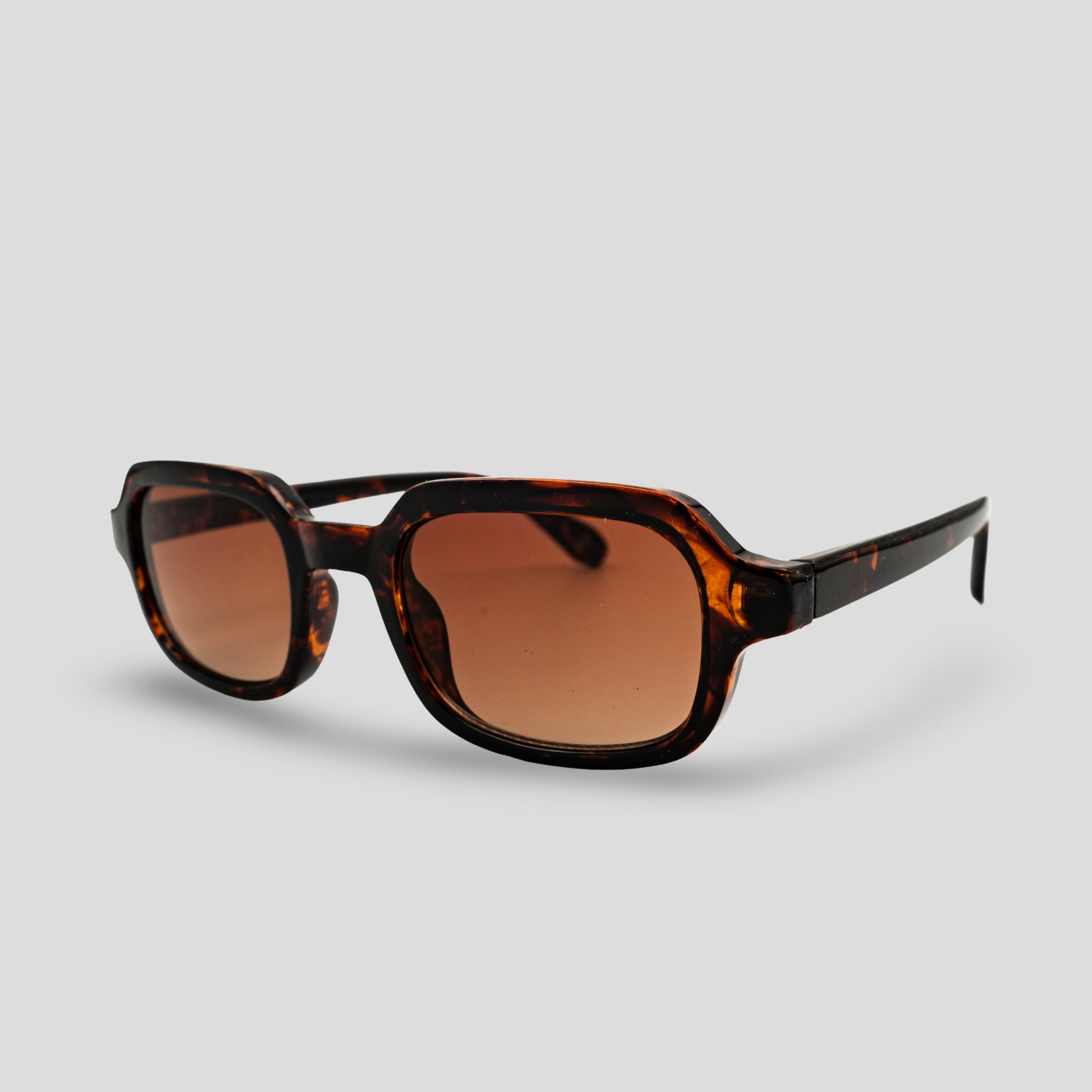 Stijlvolle zonnebril met schildpadpatroon en bruine glazen, perfect voor een trendy look.