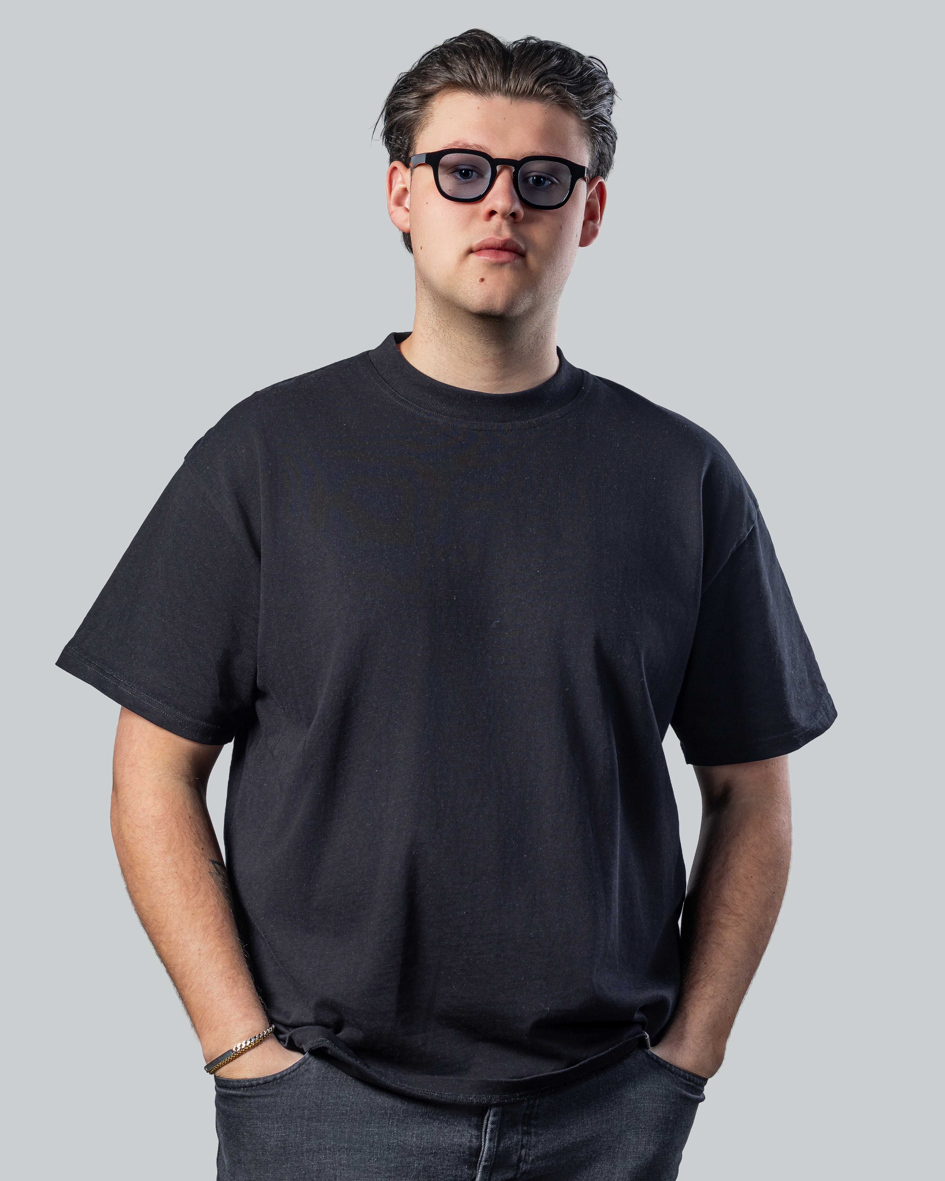 Man met stijlvolle zonnebril en zwarte t-shirt, perfect voor een moderne look