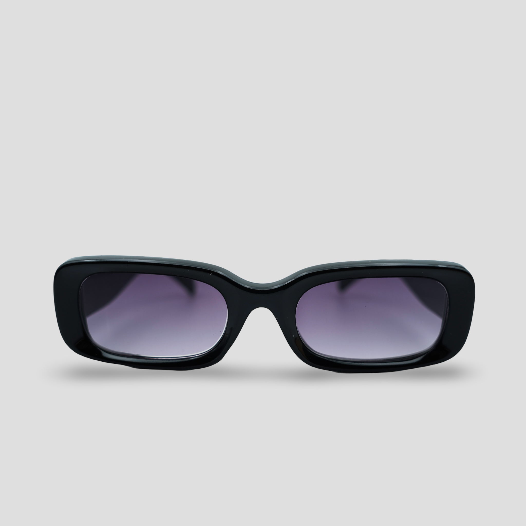 Stijlvolle zwarte zonnebril met paarse glazen, perfect voor een modieus look.