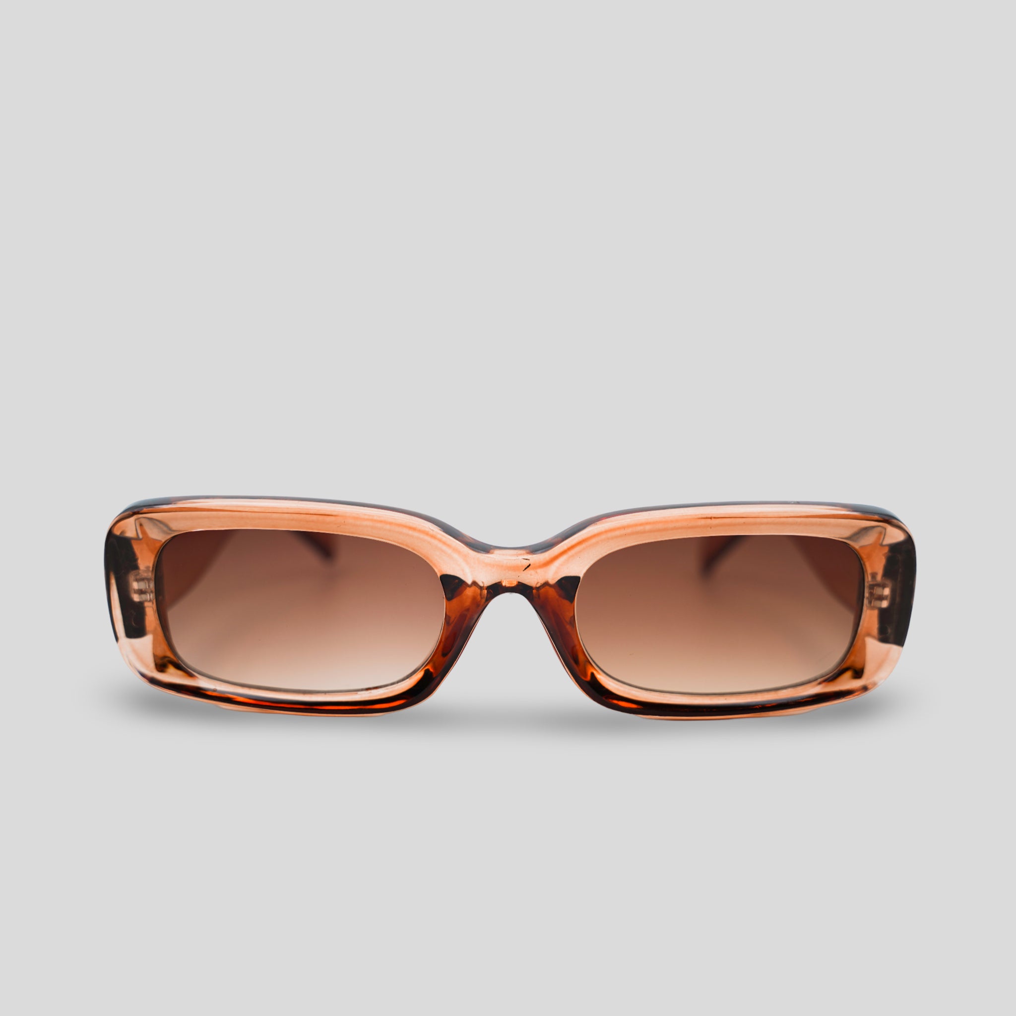 Stijlvolle rechthoekige zonnebril met bruine glazen en getint montuur, perfect voor zomerse dagen.
