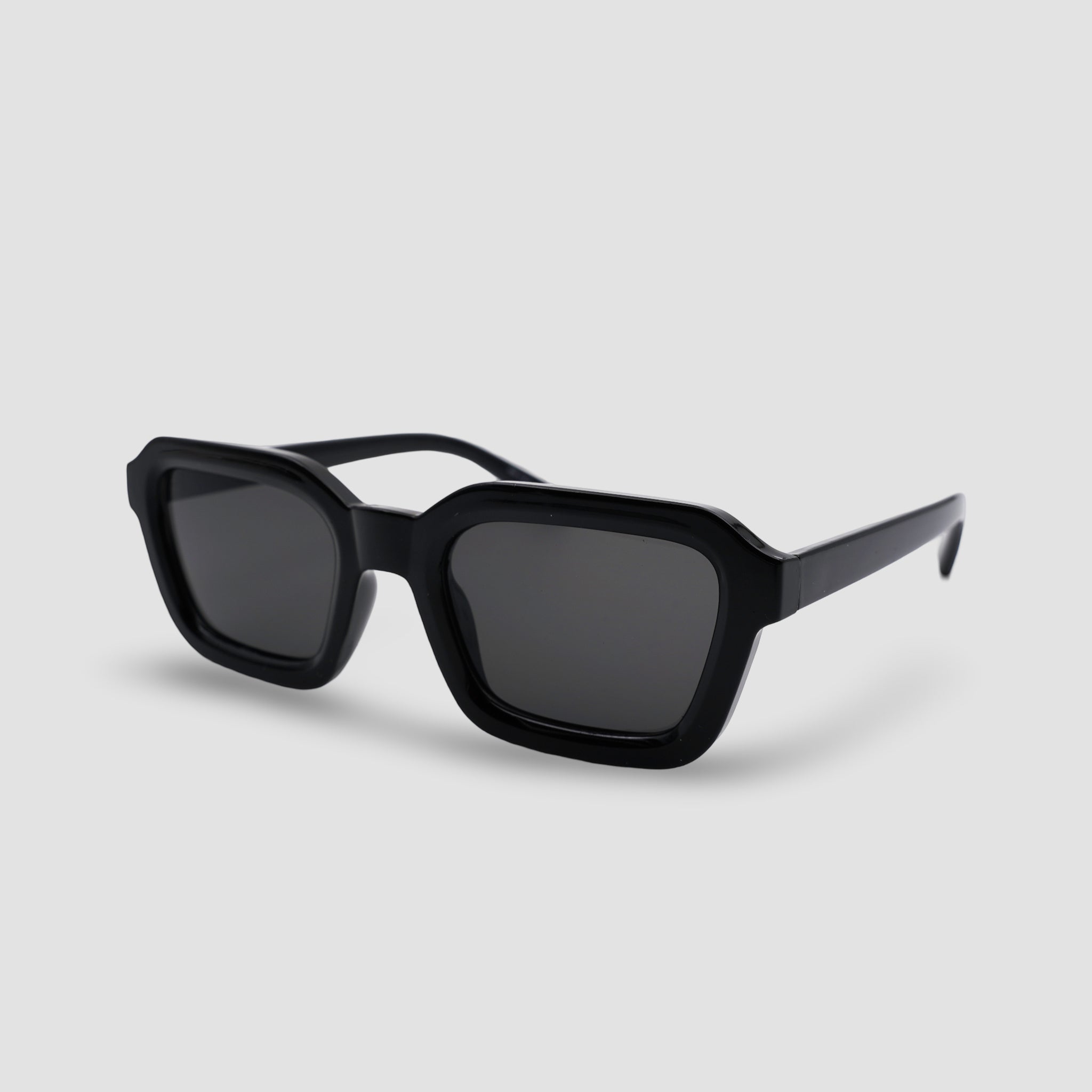 Stijlvolle zwarte zonnebril met vierkante montuur en donkere glazen, perfect voor dagelijks gebruik.