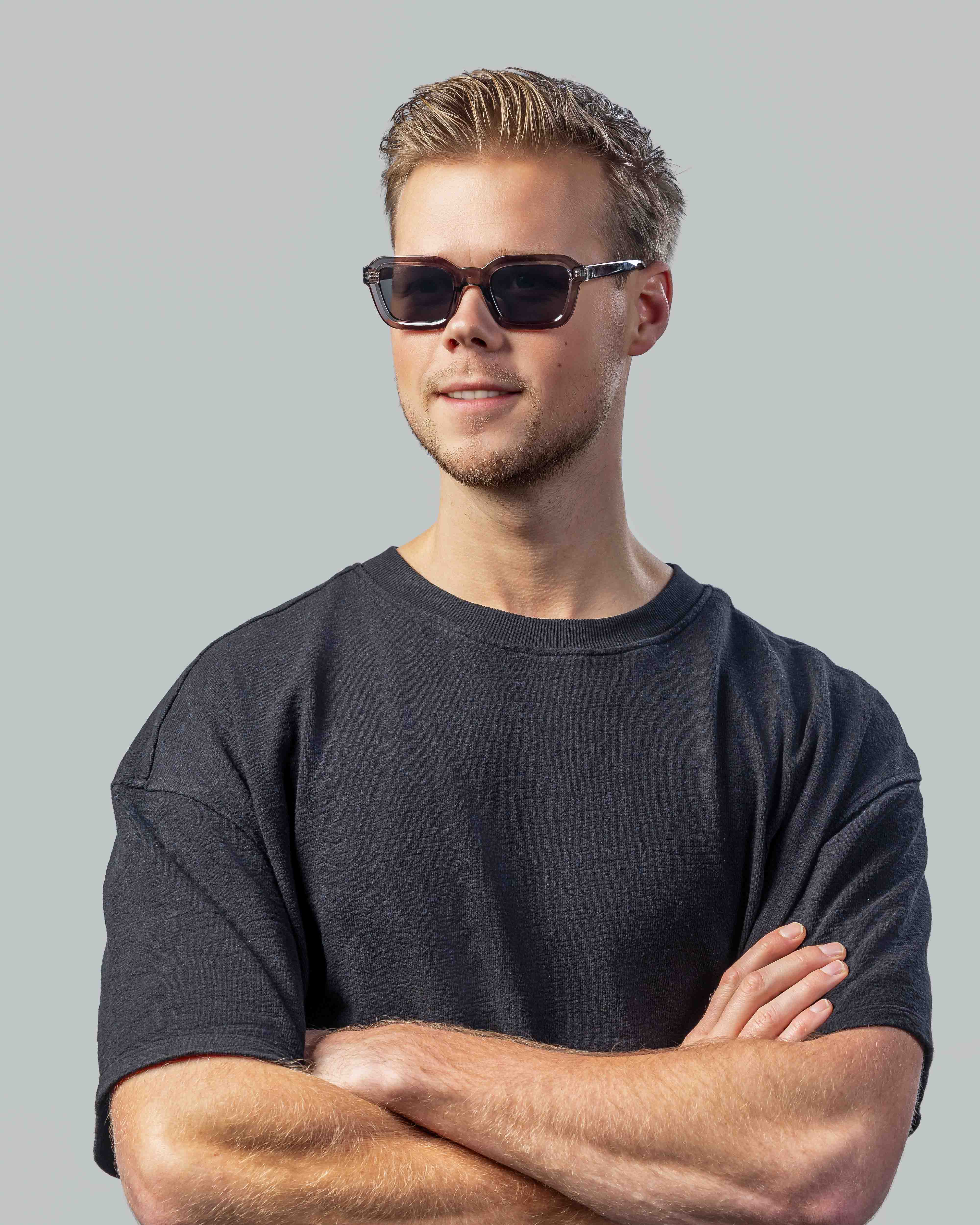 Stijlvolle zonnebril met rechthoekige montuur voor mannen, perfect voor een moderne look