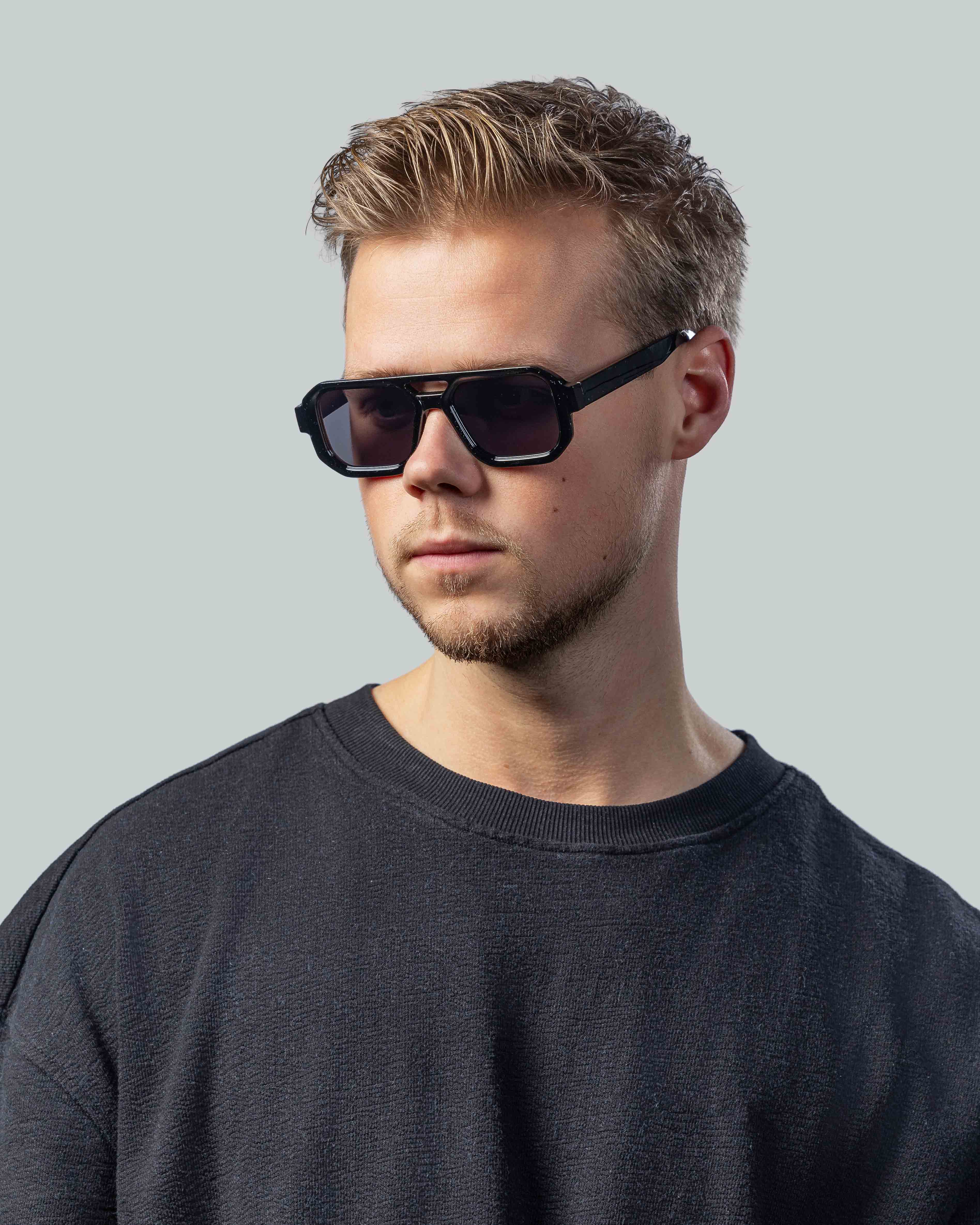Stijlvolle zwarte zonnebril met rechthoekig montuur voor mannen, perfect voor een moderne look.