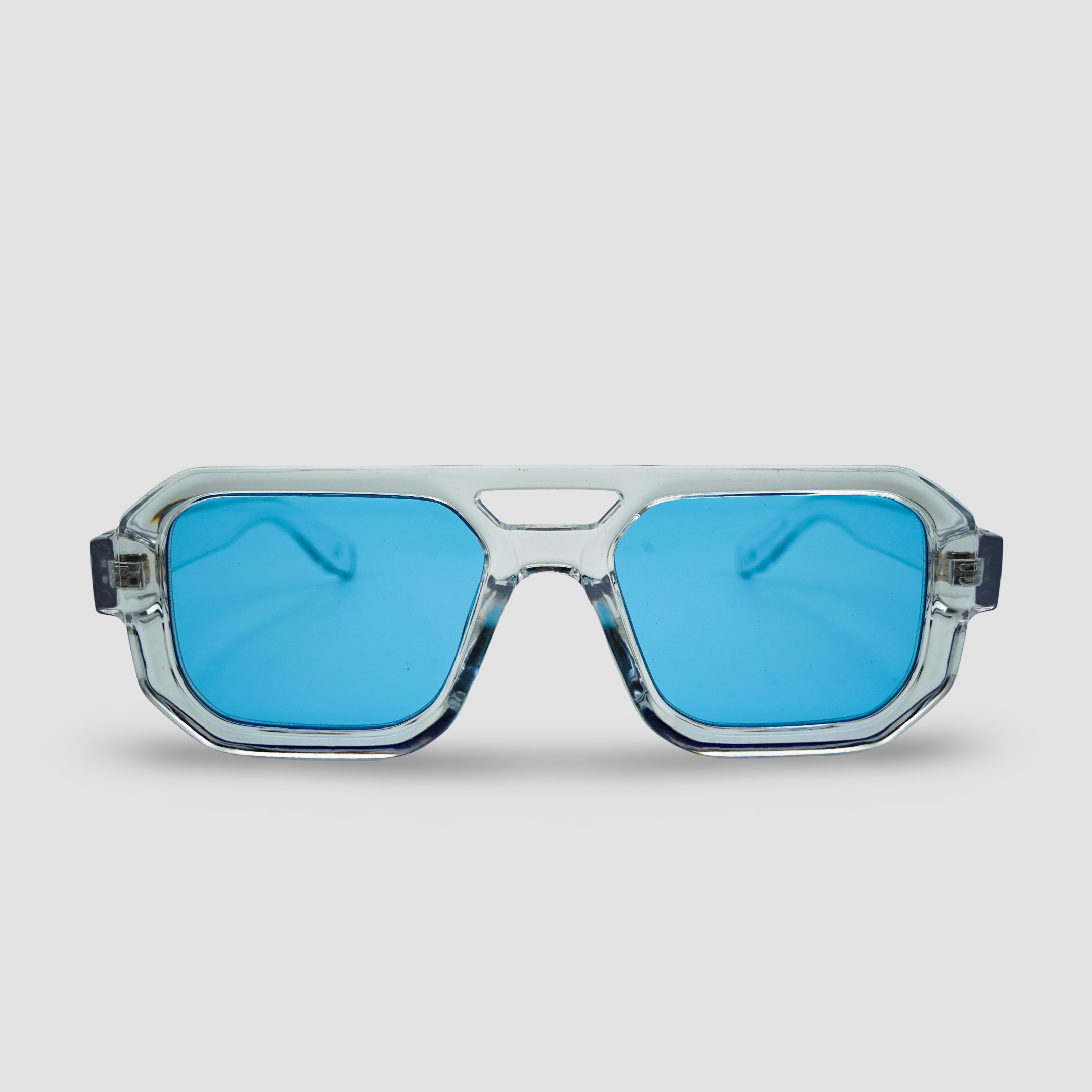 Stijlvolle zonnebril met blauwe glazen en transparant montuur, perfect voor een trendy look.