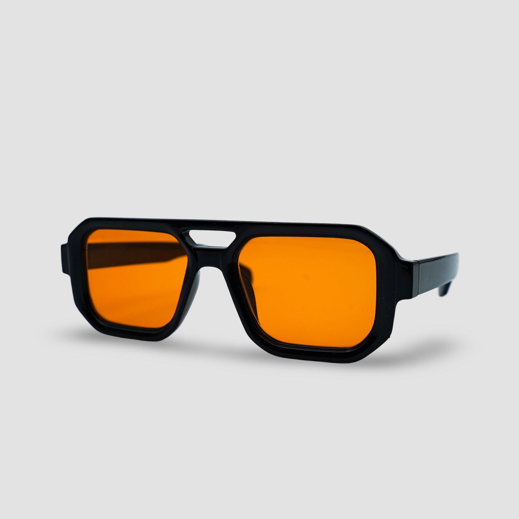 Stijlvolle zonnebril met zwarte montuur en oranje glazen, perfect voor een trendy look.