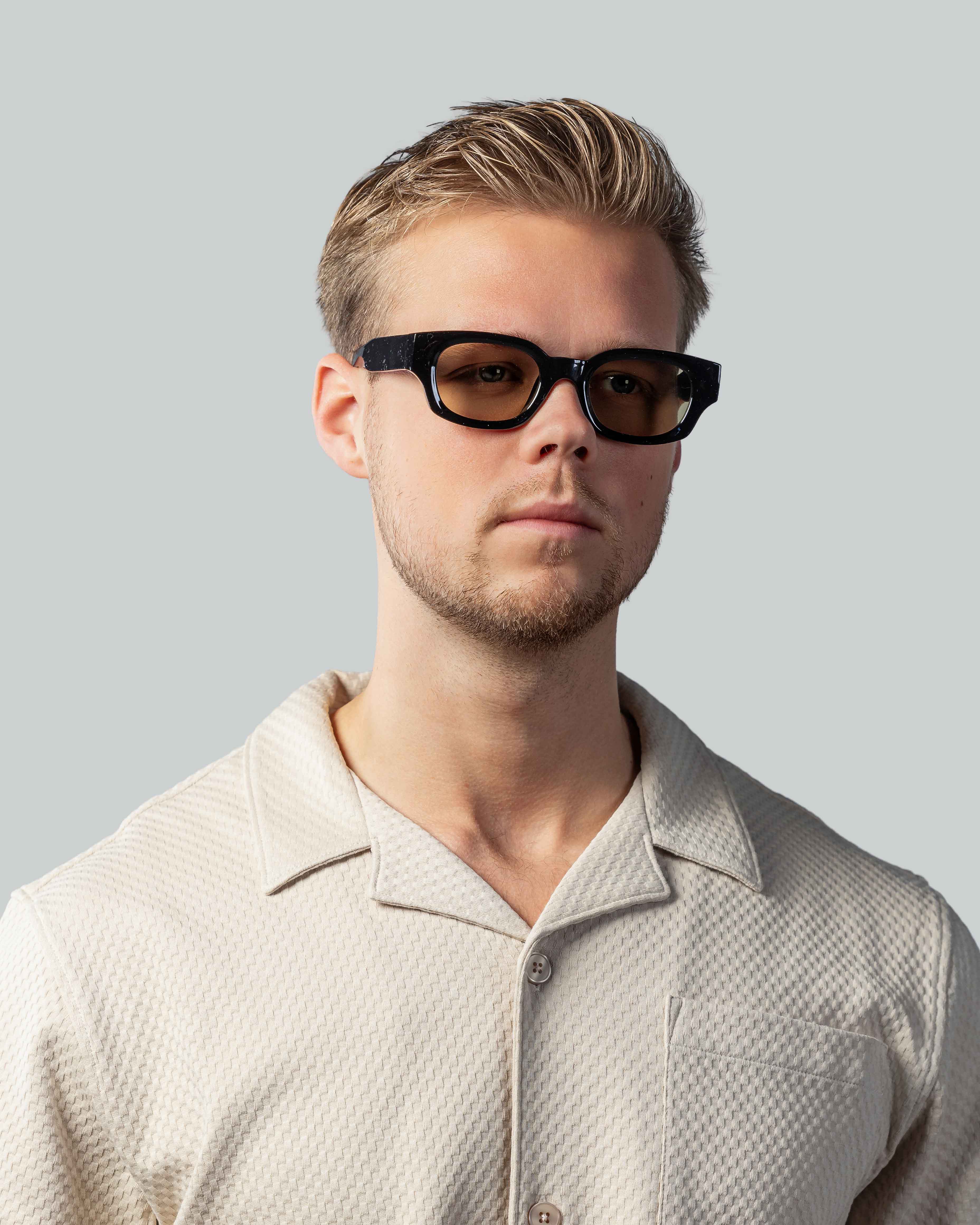 Stijlvolle zwarte zonnebril met rechthoekige glazen voor mannen, perfect voor een moderne look.