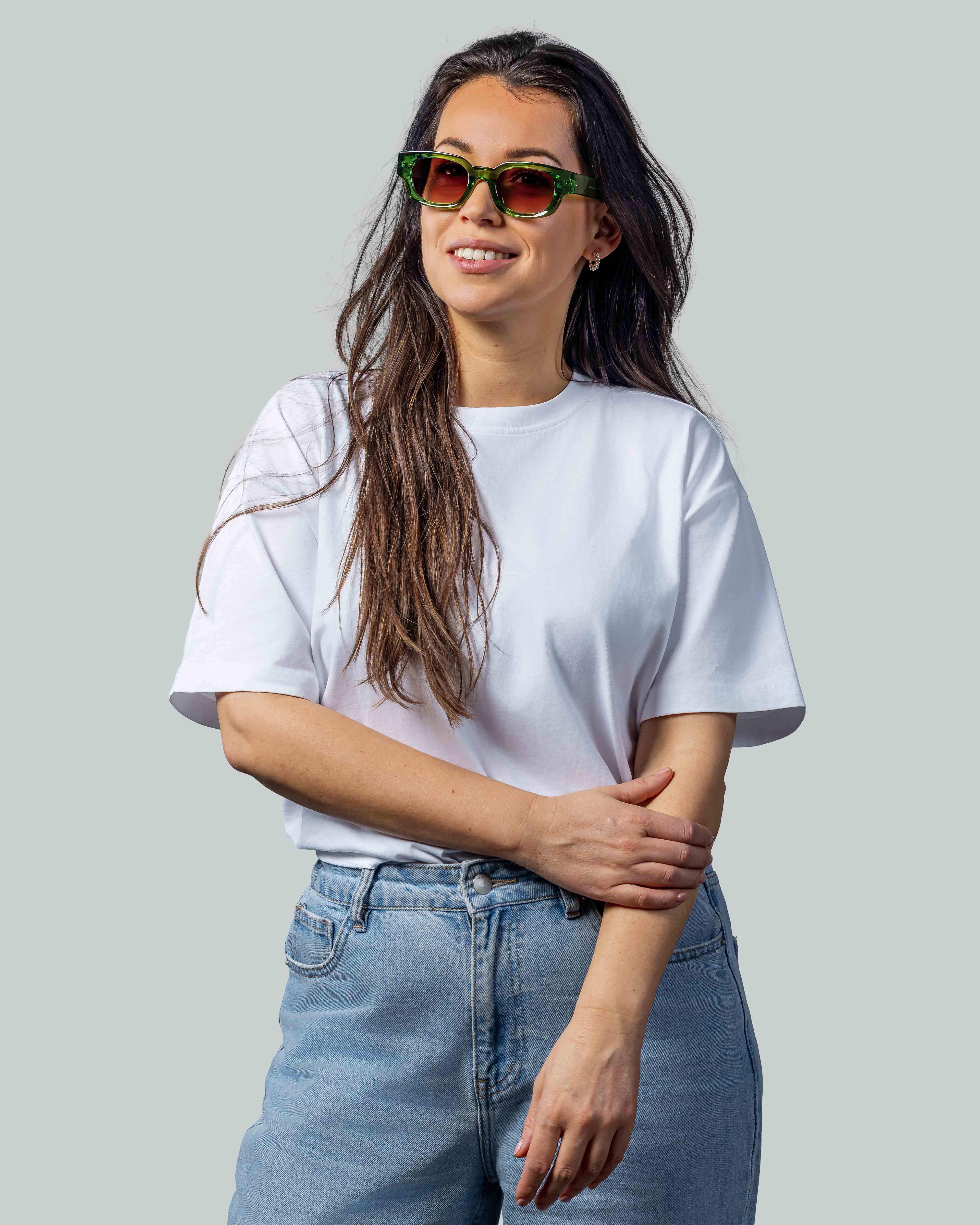Vrouw met groene zonnebril en witte t-shirt, stijlvolle zonnebrillen voor een lage prijs