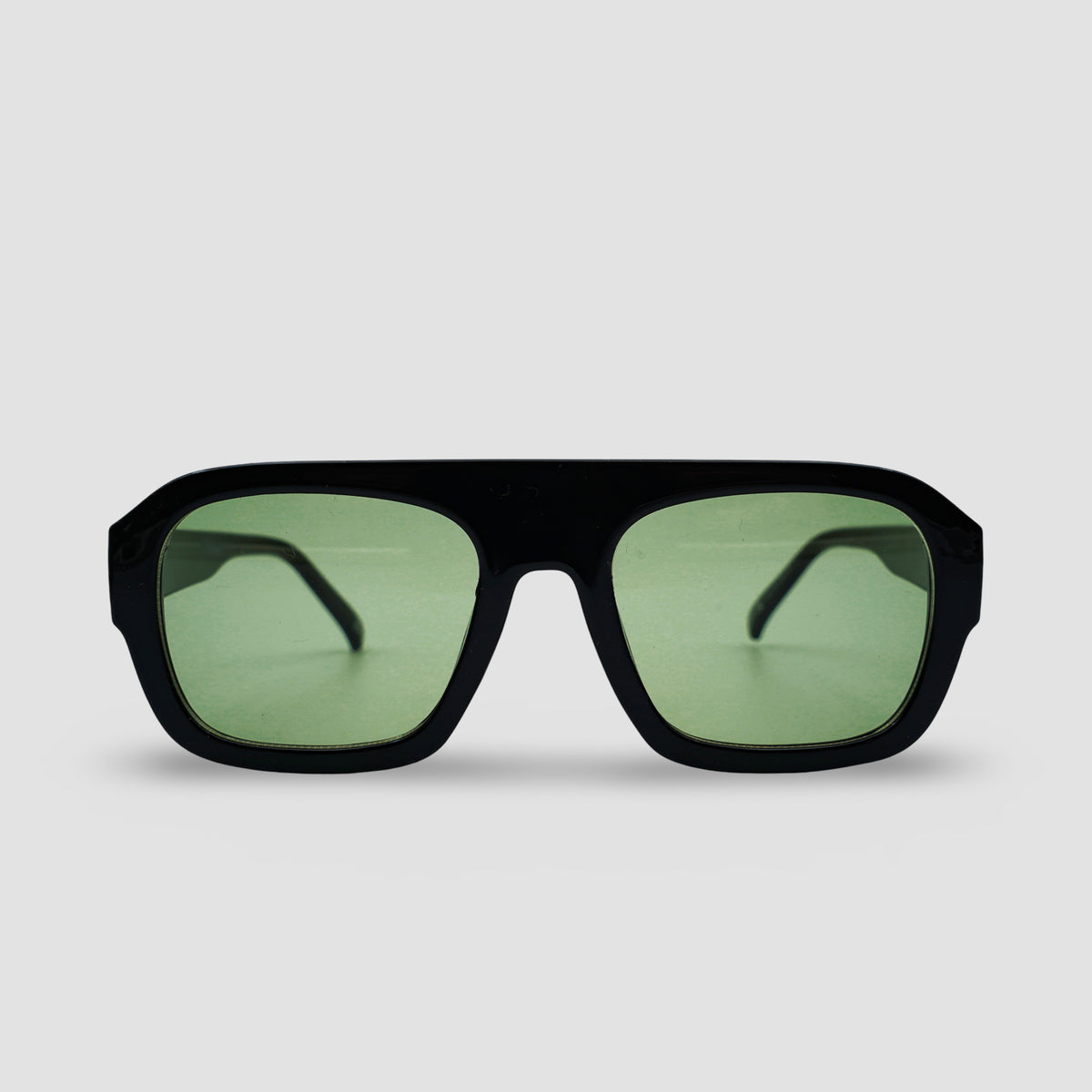 Stijlvolle zonnebril met zwarte montuur en groene glazen, perfect voor een trendy look.