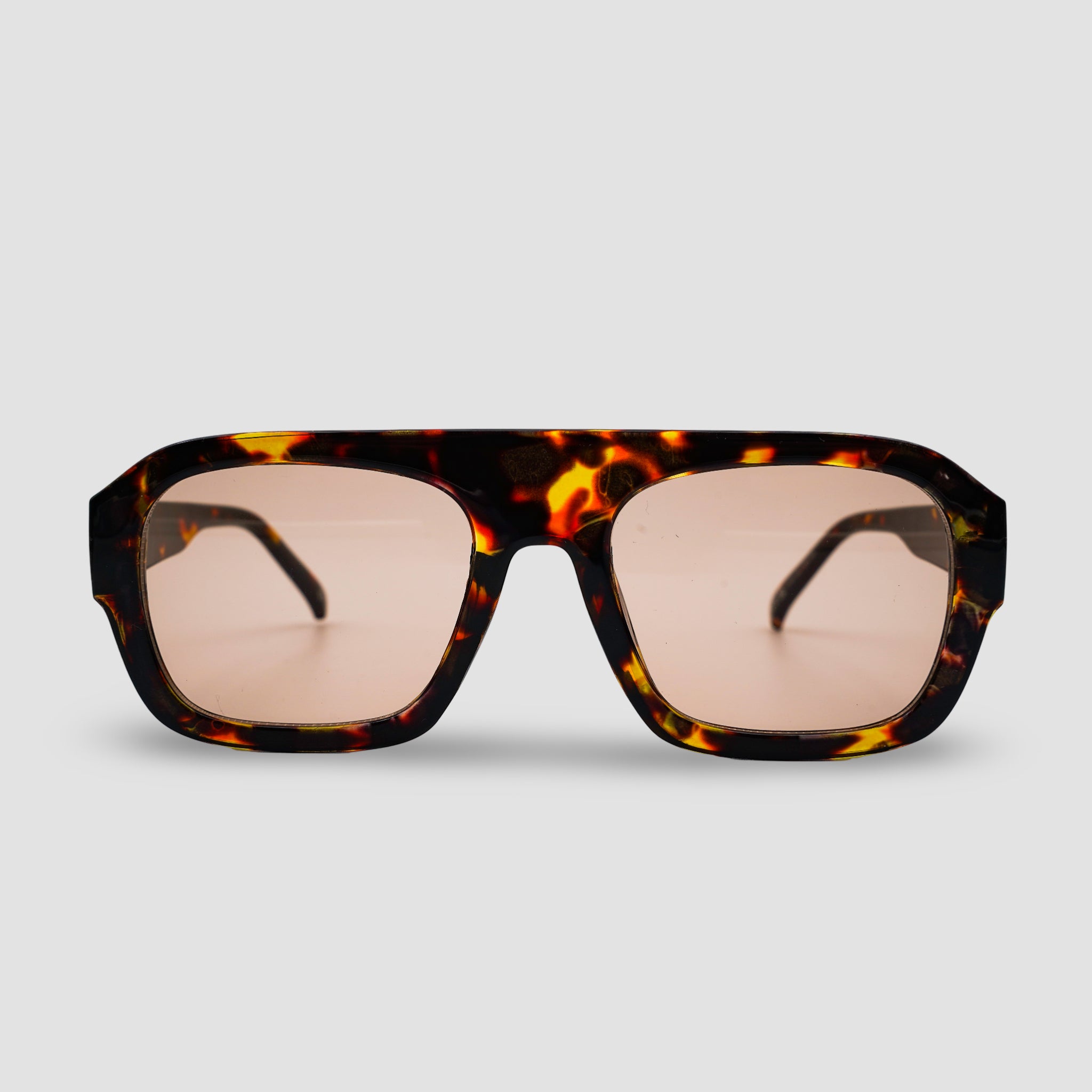 Stijlvolle zonnebril met schildpadpatroon en roze glazen, perfect voor een trendy look.