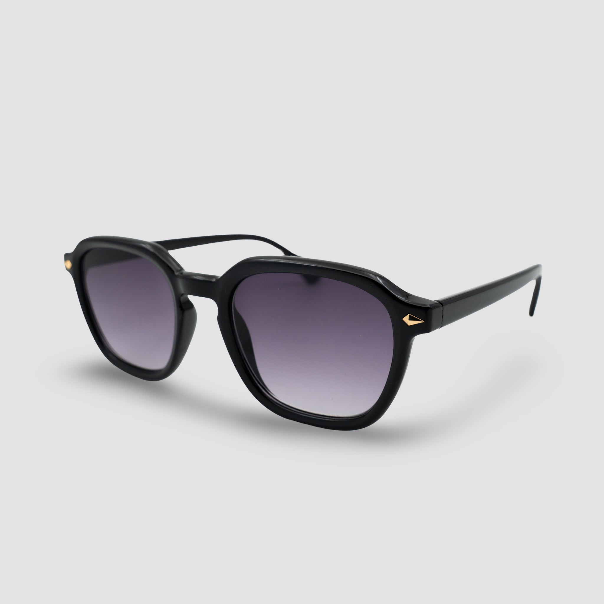 Stijlvolle zwarte zonnebril met paarse glazen en gouden accenten, perfect voor een modieuze look.
