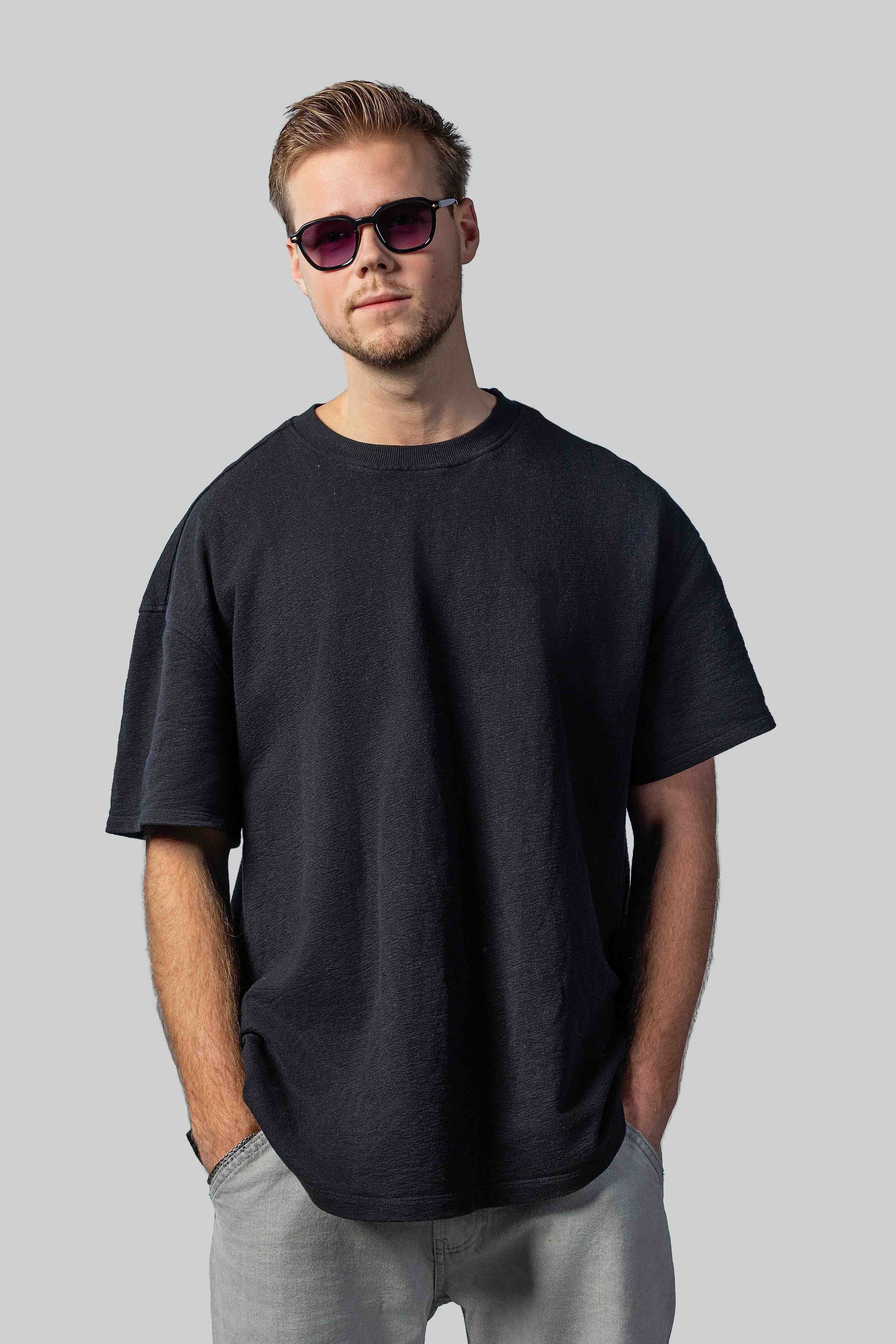 Man met stijlvolle zonnebril en zwarte t-shirt, perfect voor zomerse uitjes