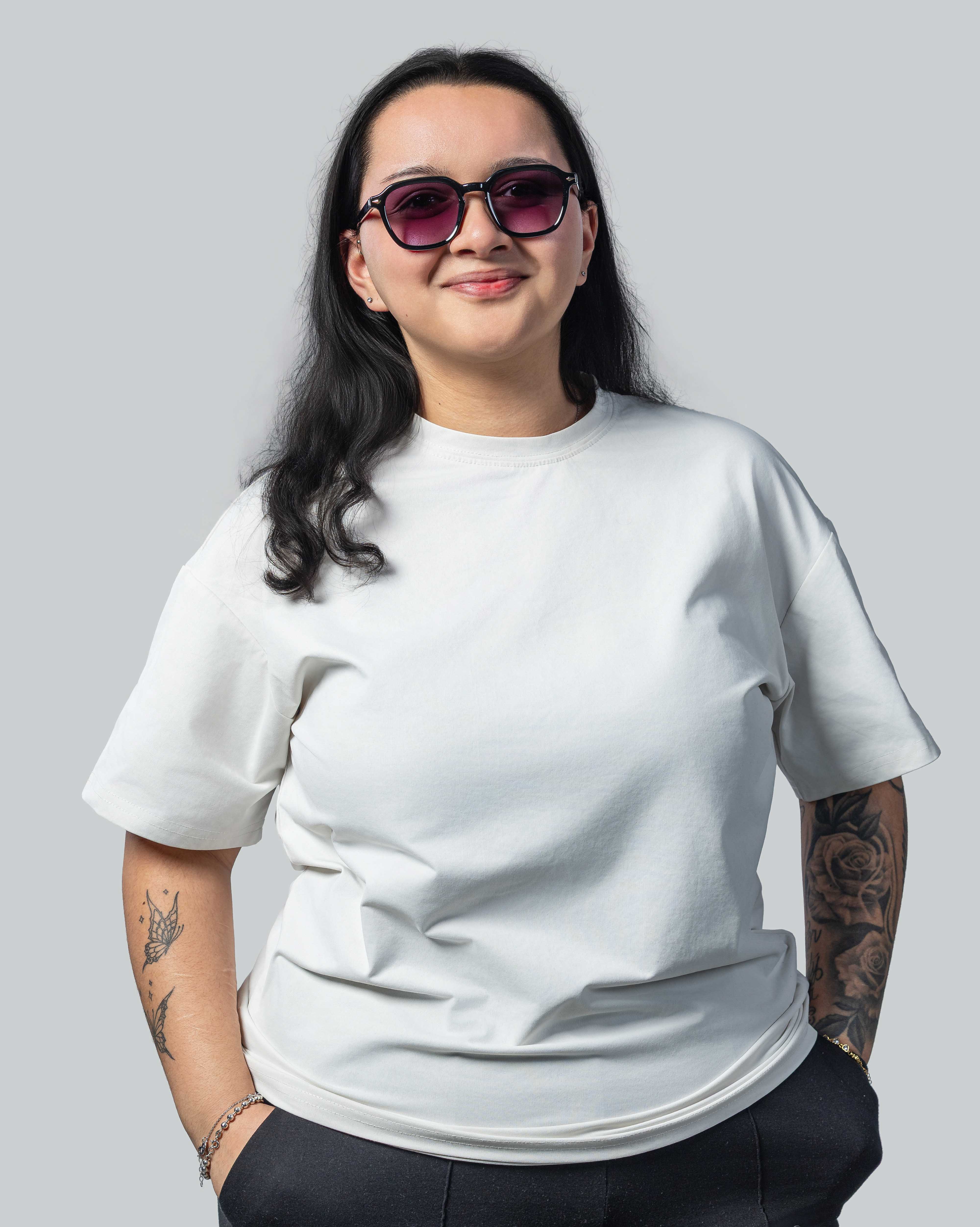 Vrouw met stijlvolle zonnebril en witte t-shirt, perfect voor zomerse dagen